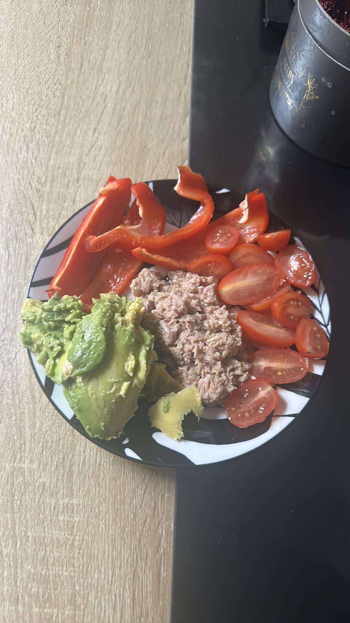 Salată ton, avocado, legume