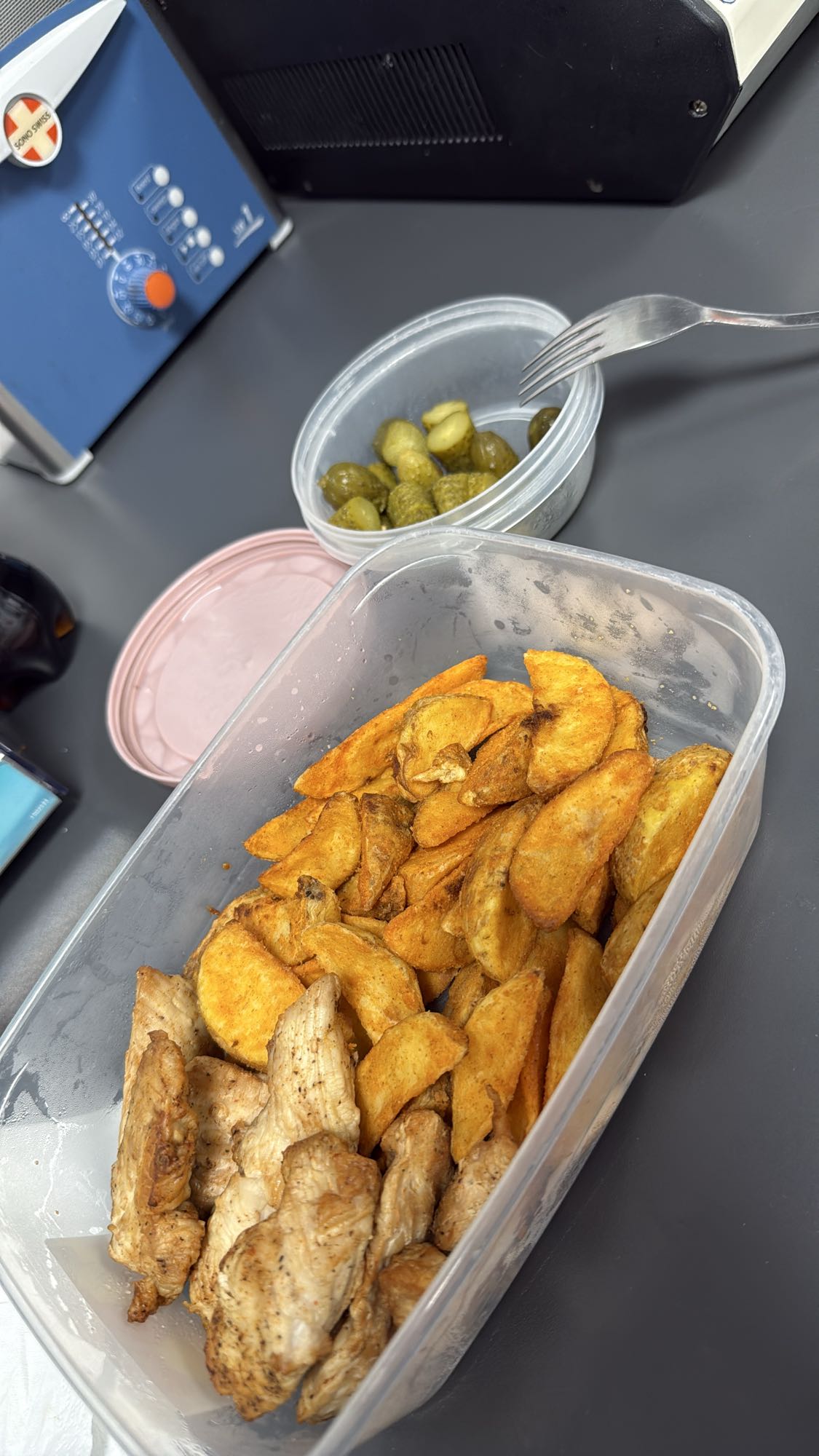 Piept de pui cu cartofi și castraveți