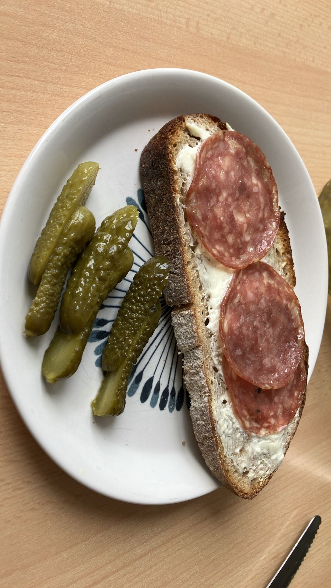 Pão com salame e picles