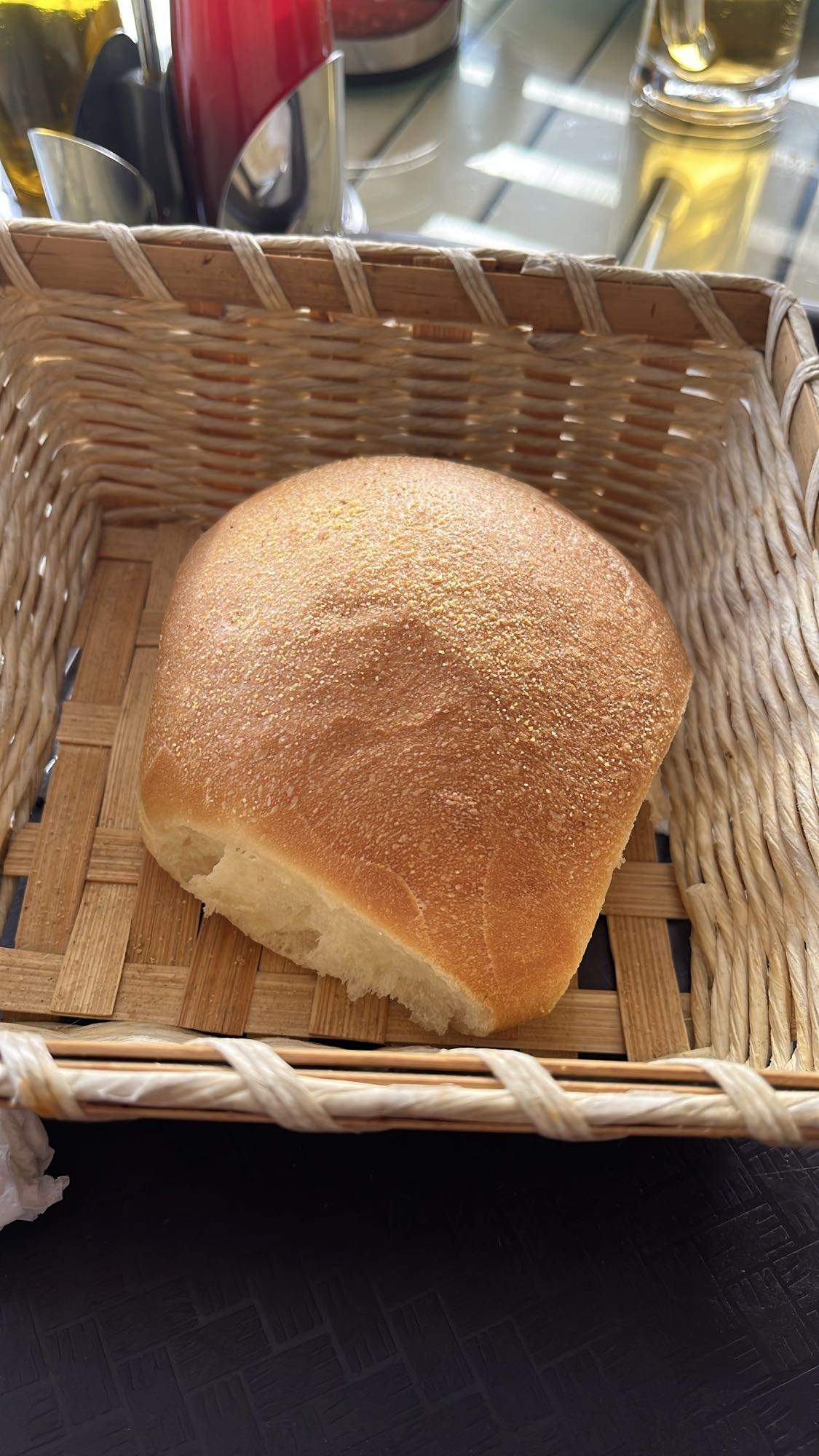 Бял хляб в кошница
