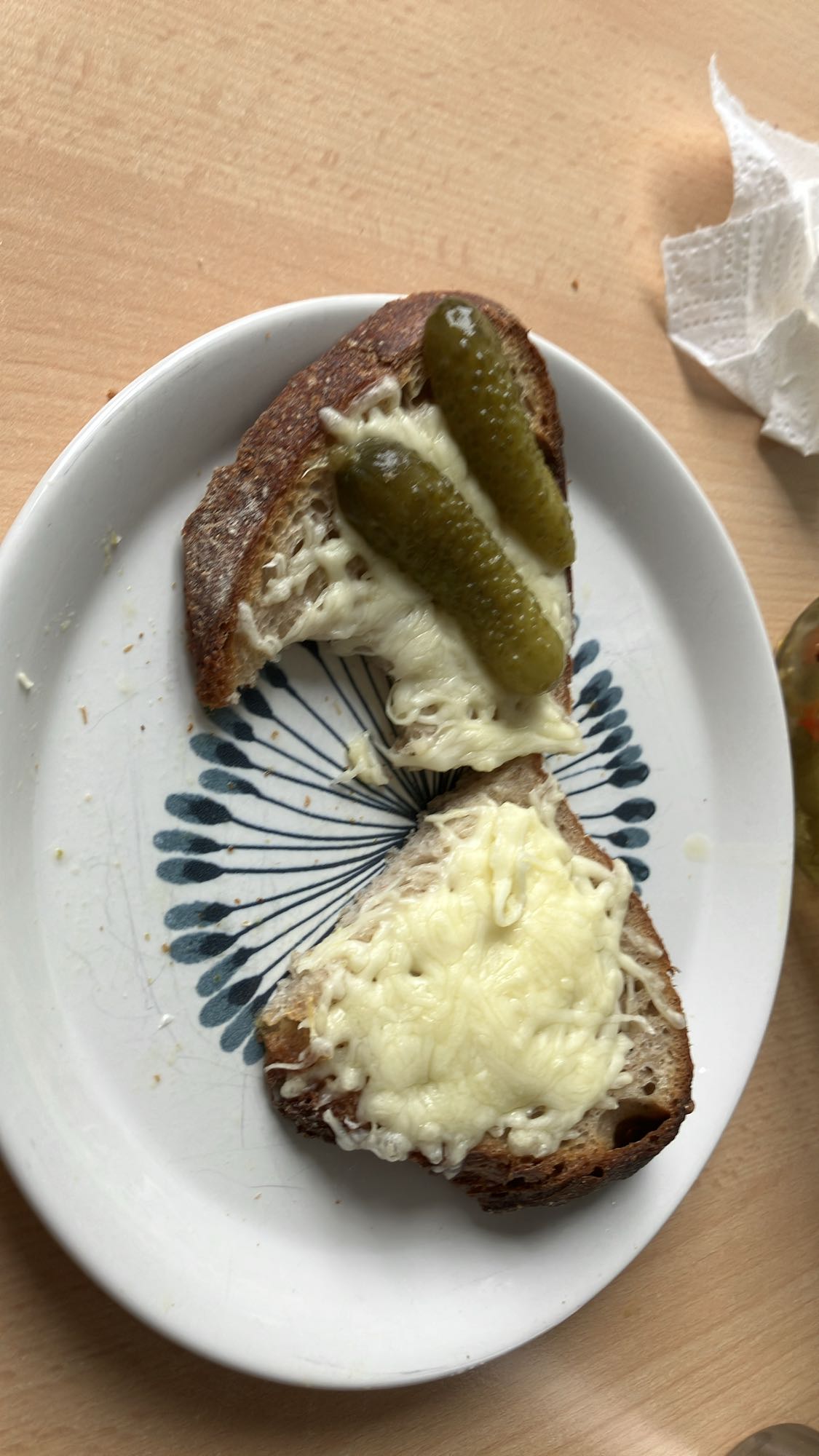 Pão com queijo e picles