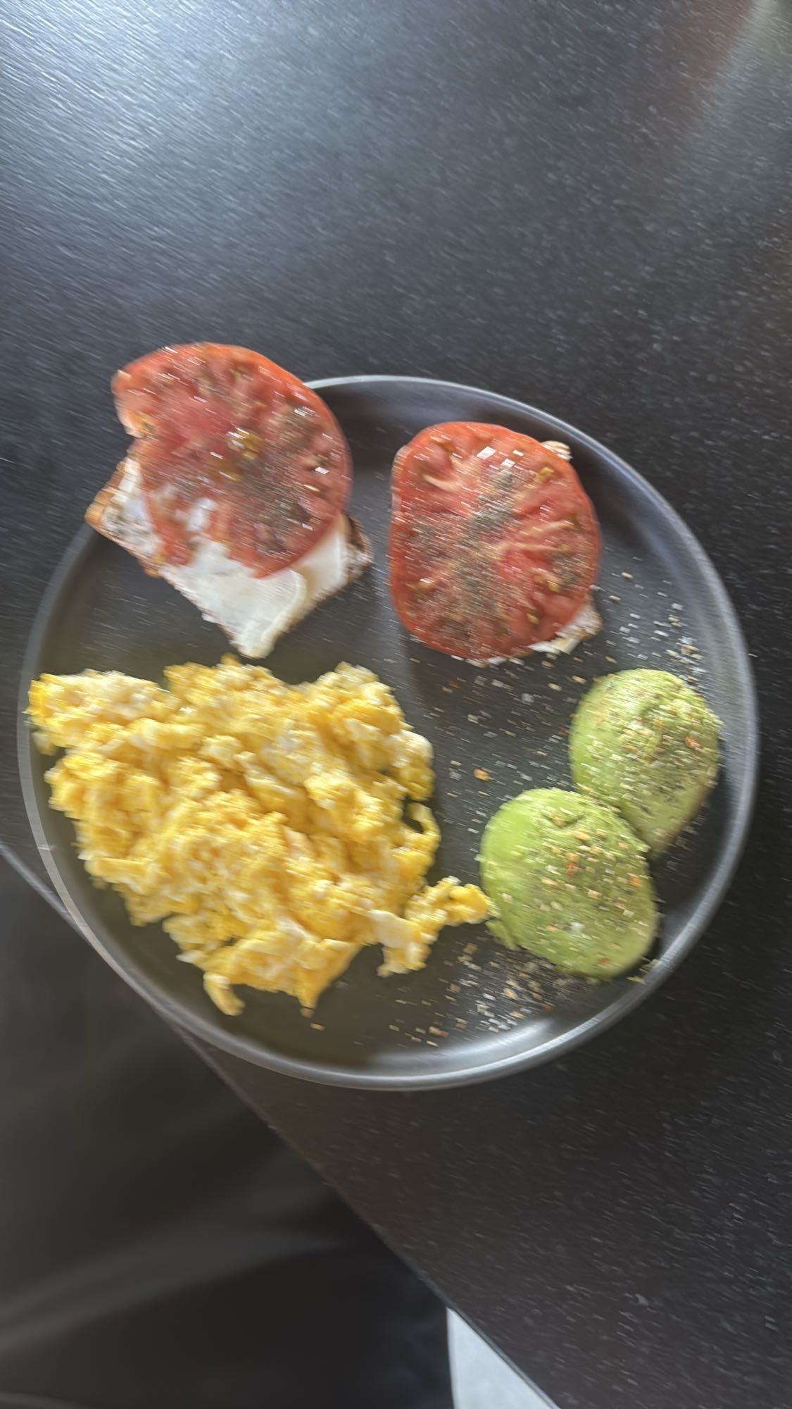 Jajecznica z awokado i pomidorem