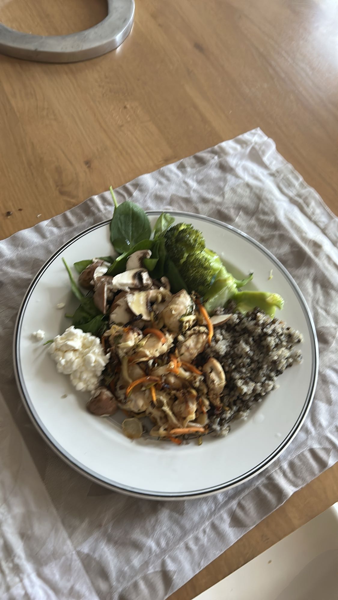Assiette saine poulet légumes