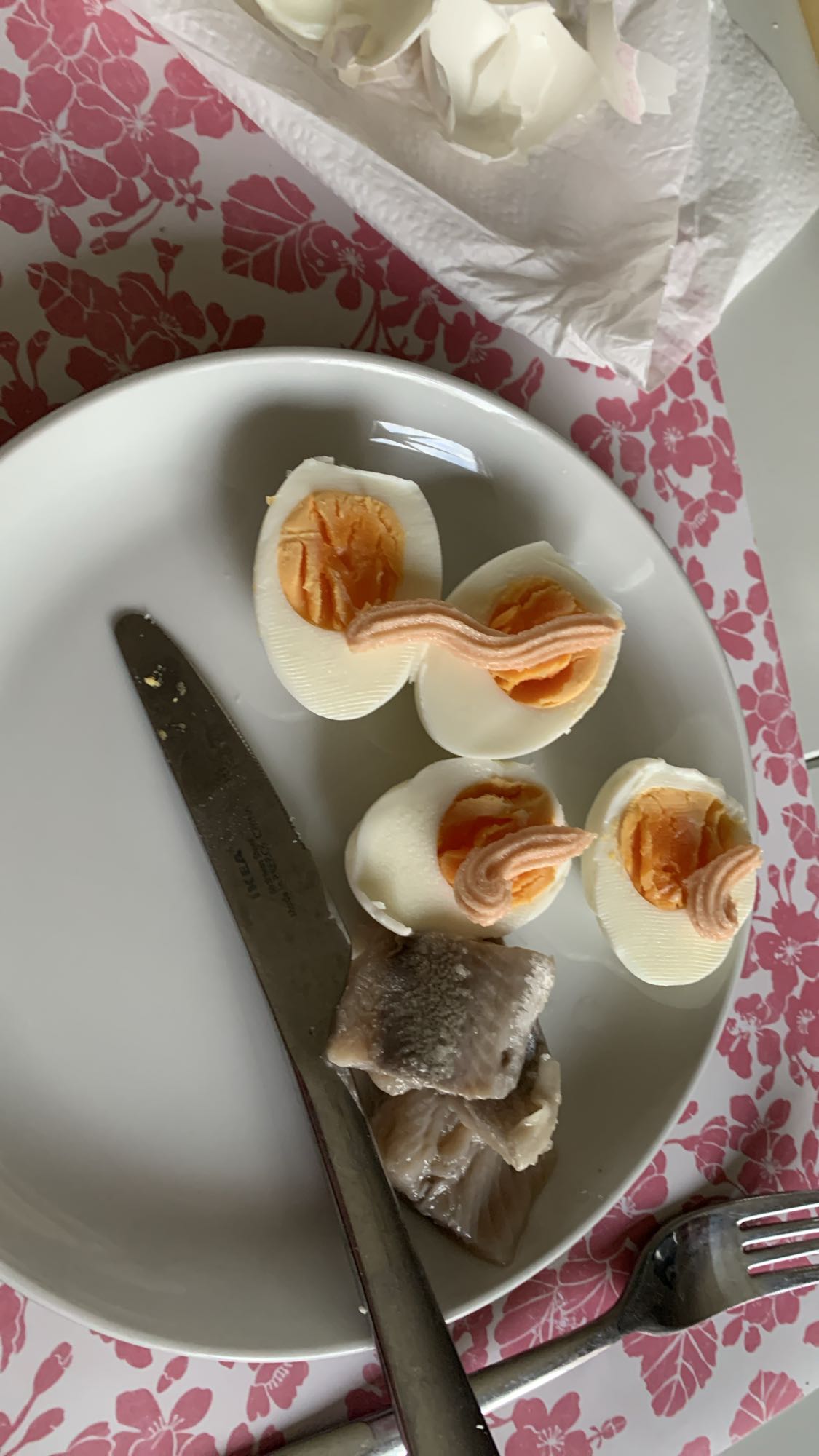 Ägg med kaviar och sill