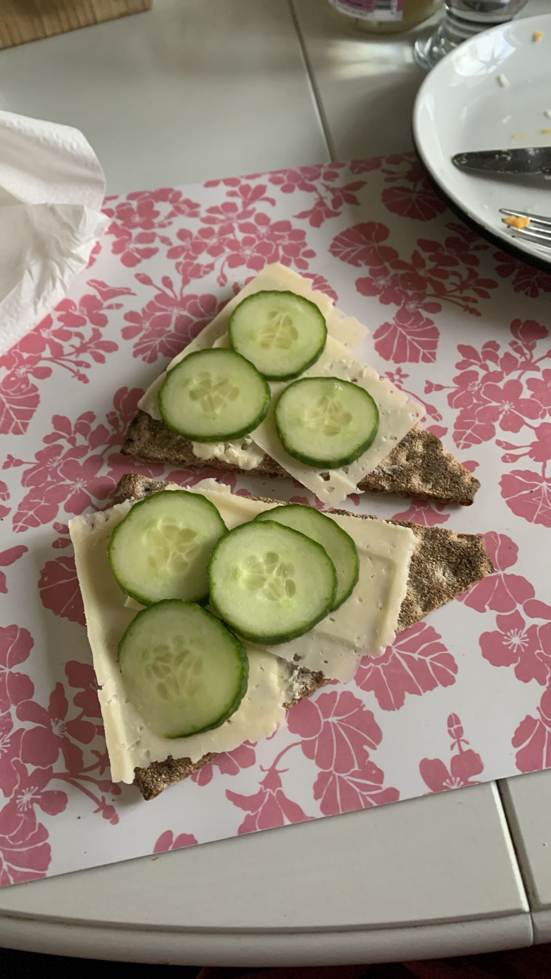 Knäckebröd med ost och gurka