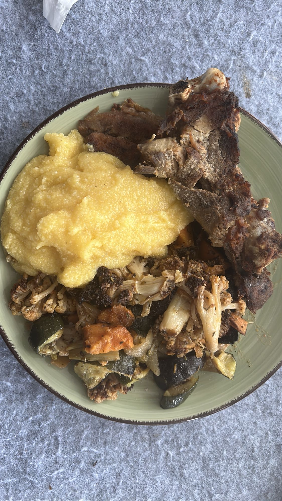 Polenta con costillas y verduras