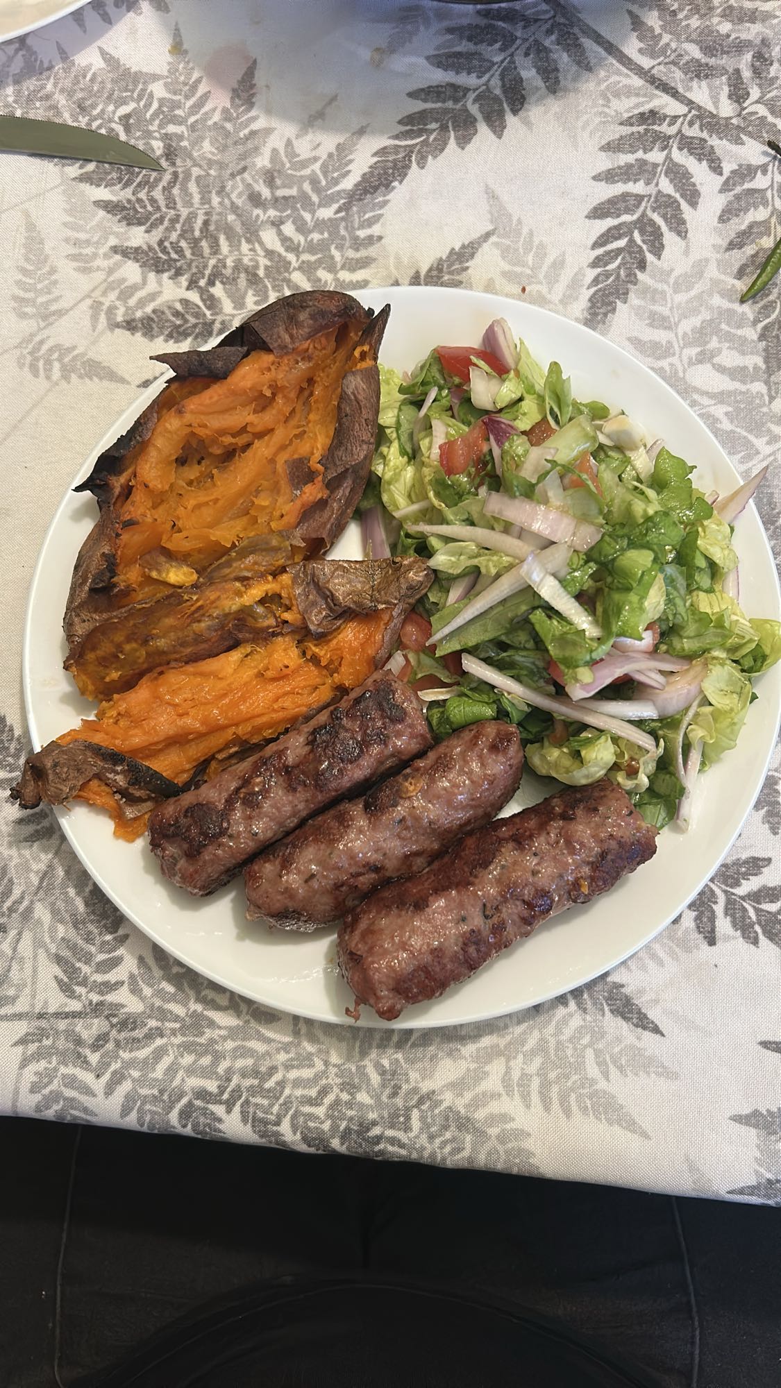 Mici cu cartof dulce și salată