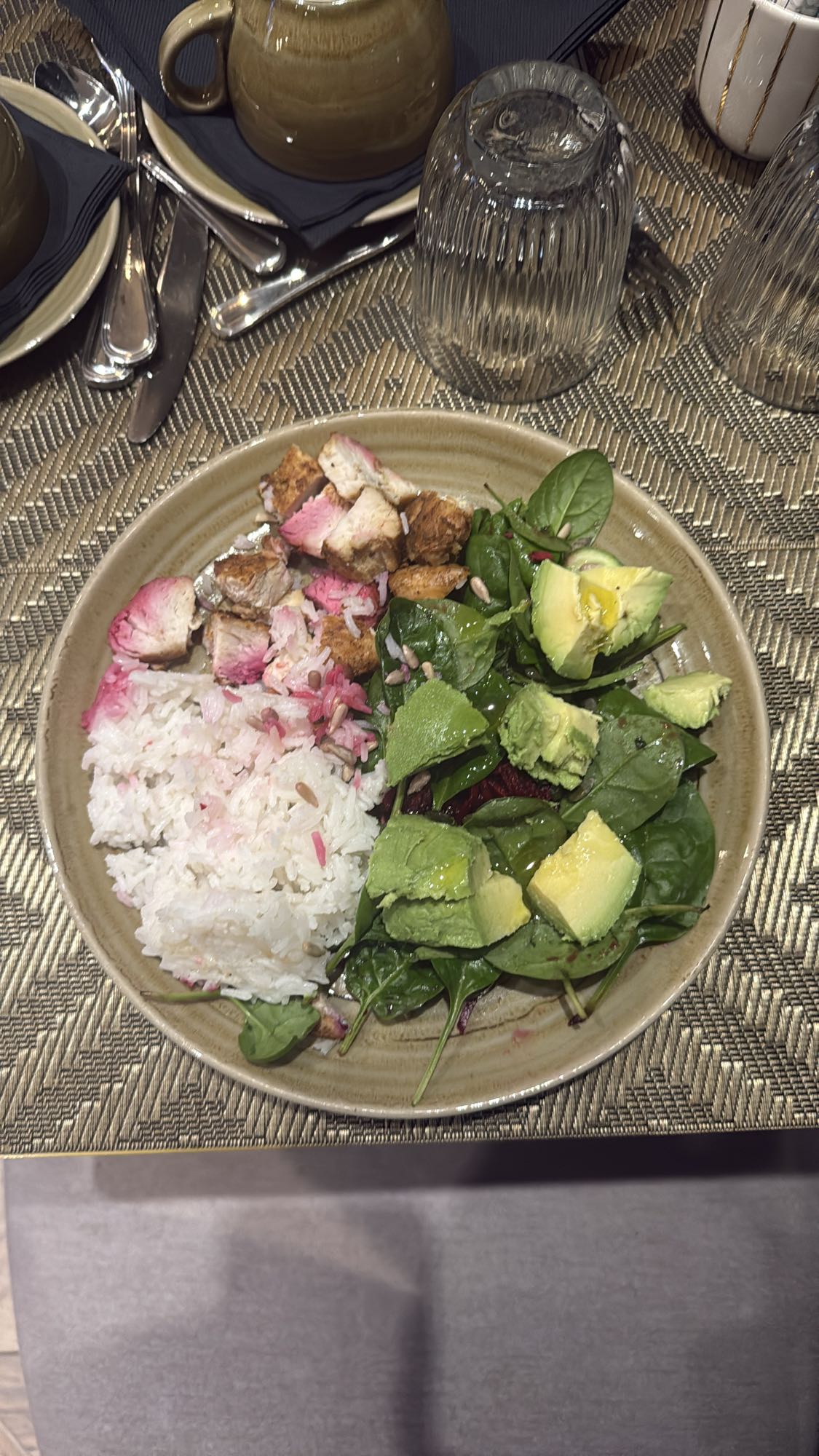 Poulet, riz et salade avocat