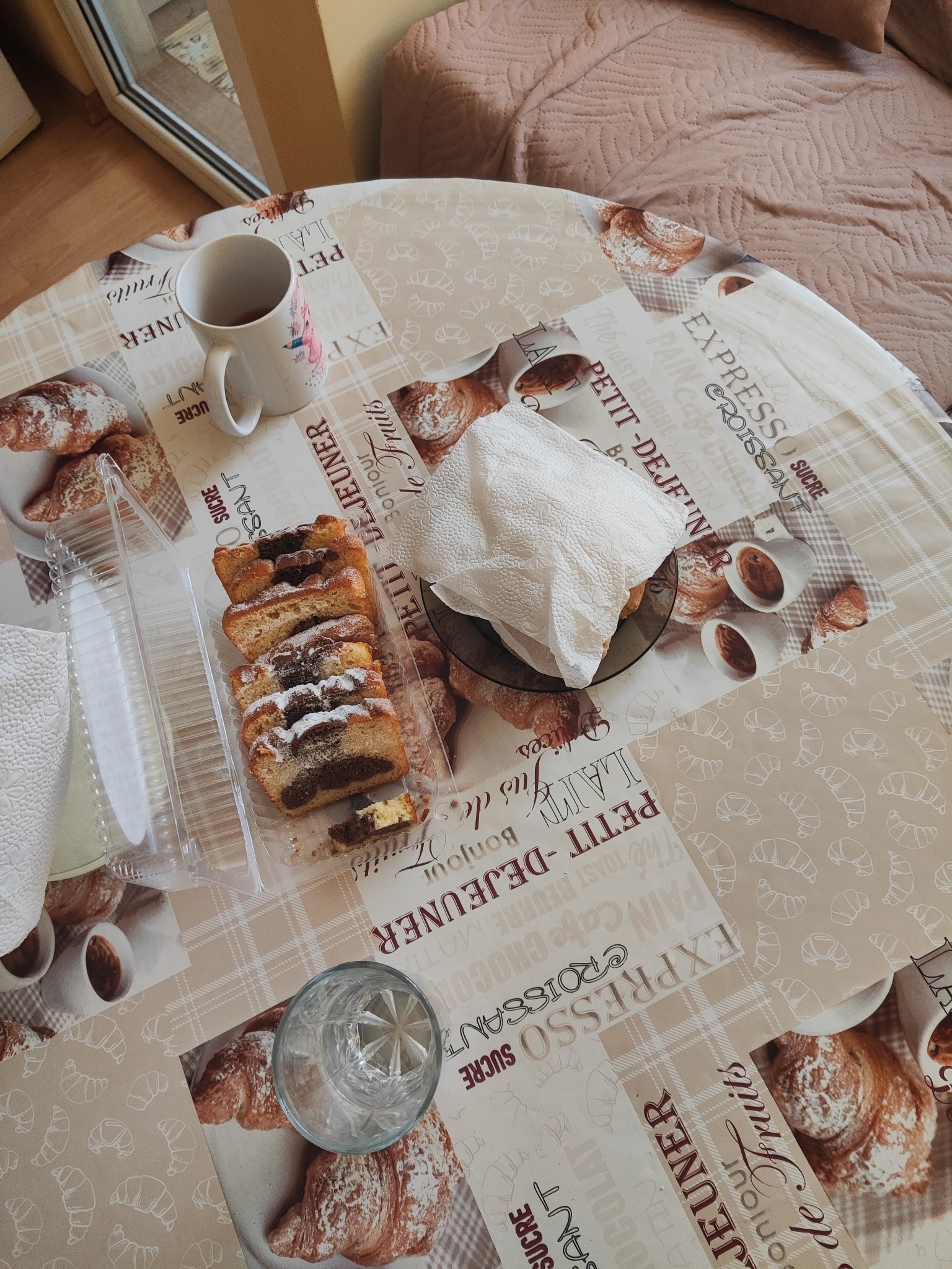 Marble cake with tea