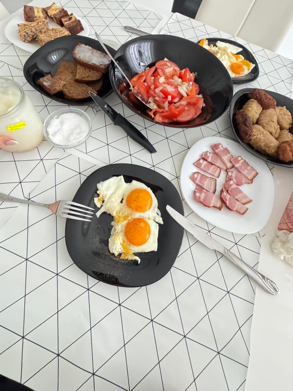 Завтрак с яйцами и салом