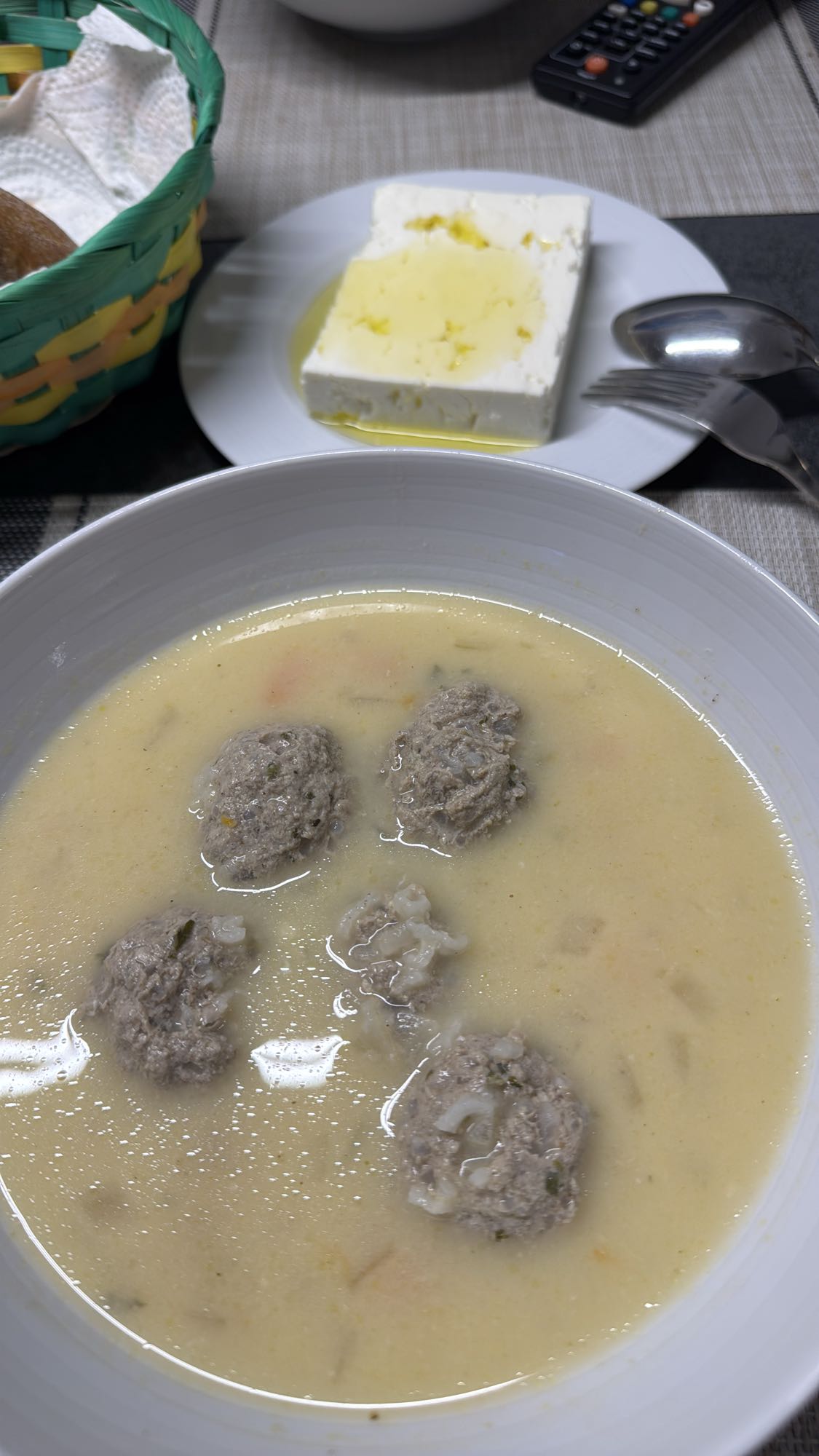 Köfte çorbası ve beyaz peynir