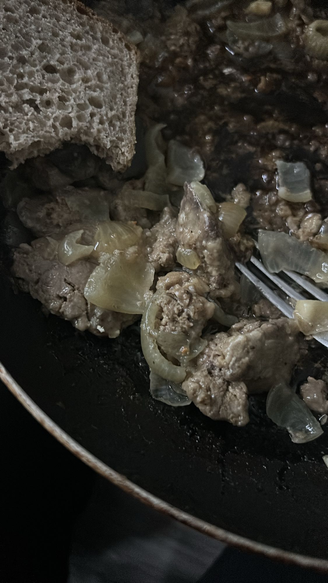 Wątróbka z cebulą i chlebem