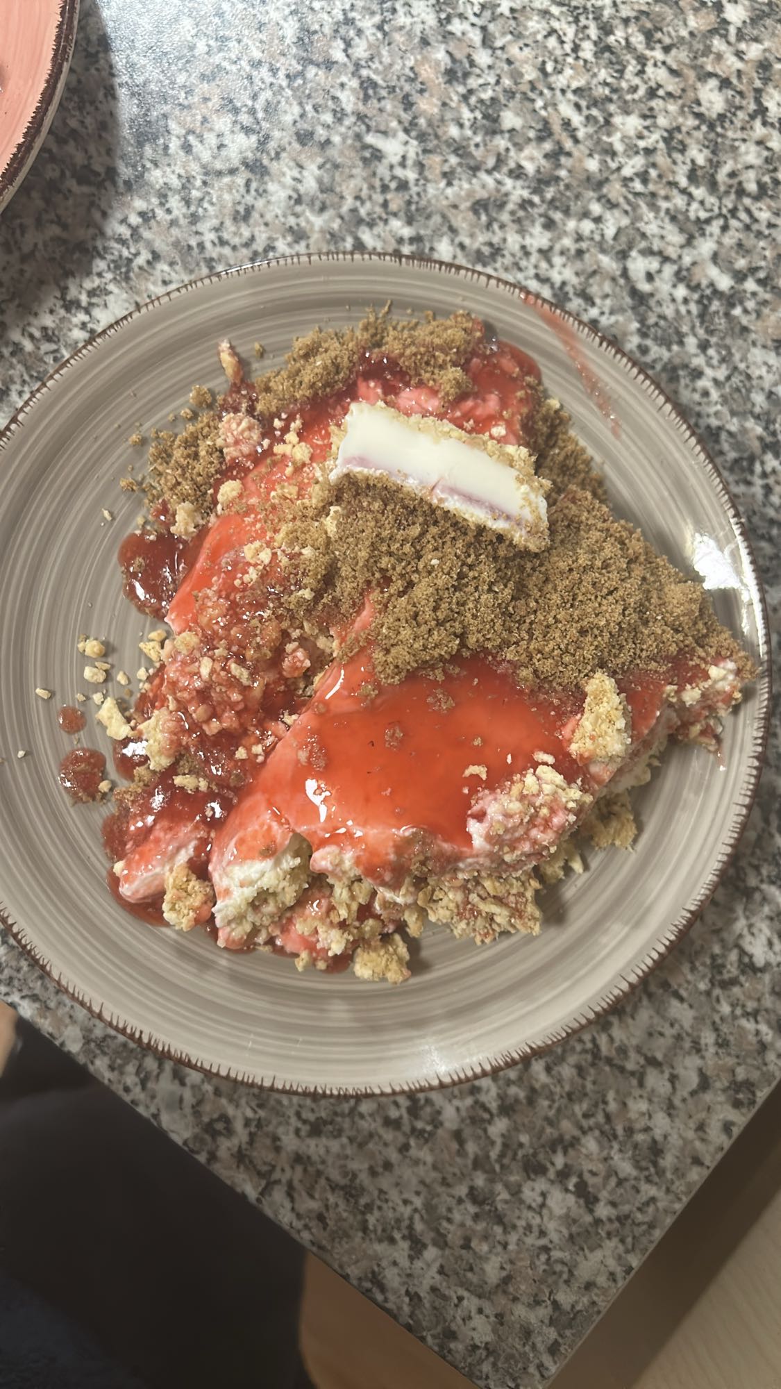 Postre de fresa y galleta