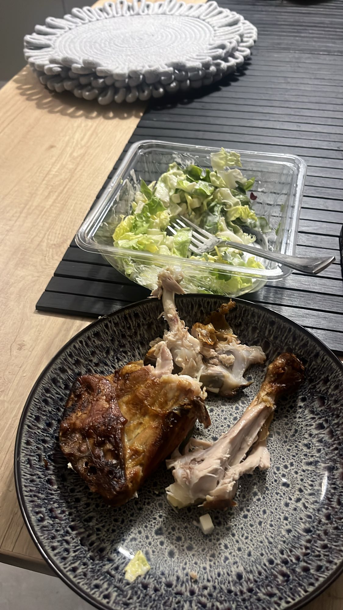 Pui fript cu salată verde