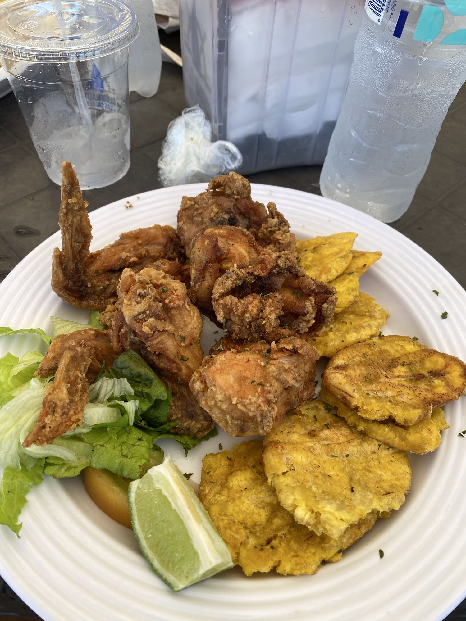 Pollo frito con tostones