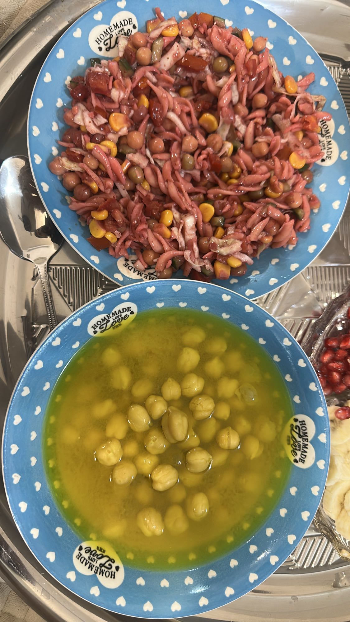 سلطة مع شوربة حمص