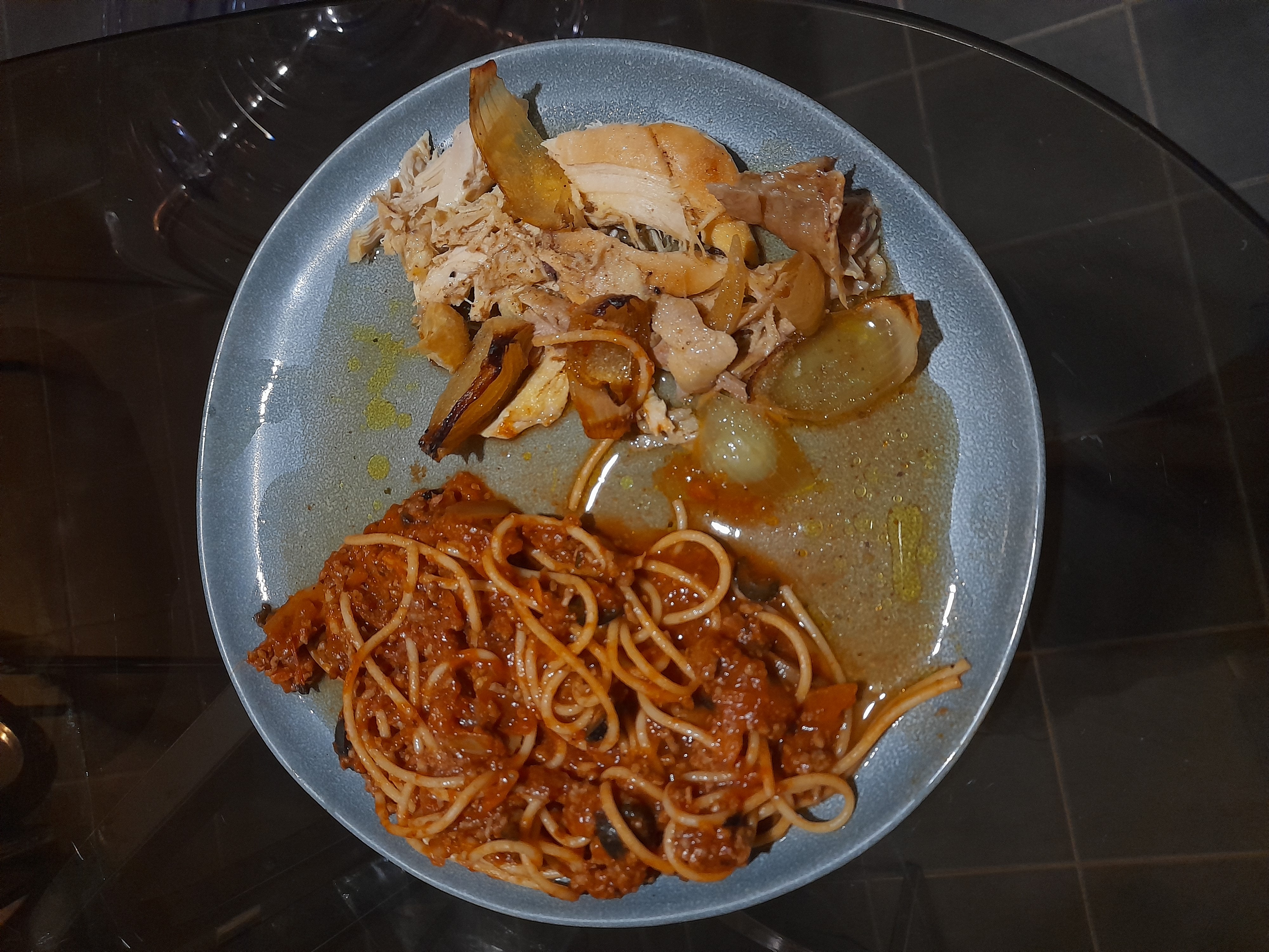 Poulet rôti et spaghetti bolognaise