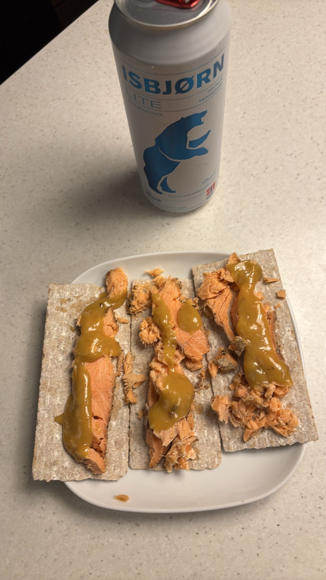 Flatbrød med varmrøkt laks og kantarellsennepsaus