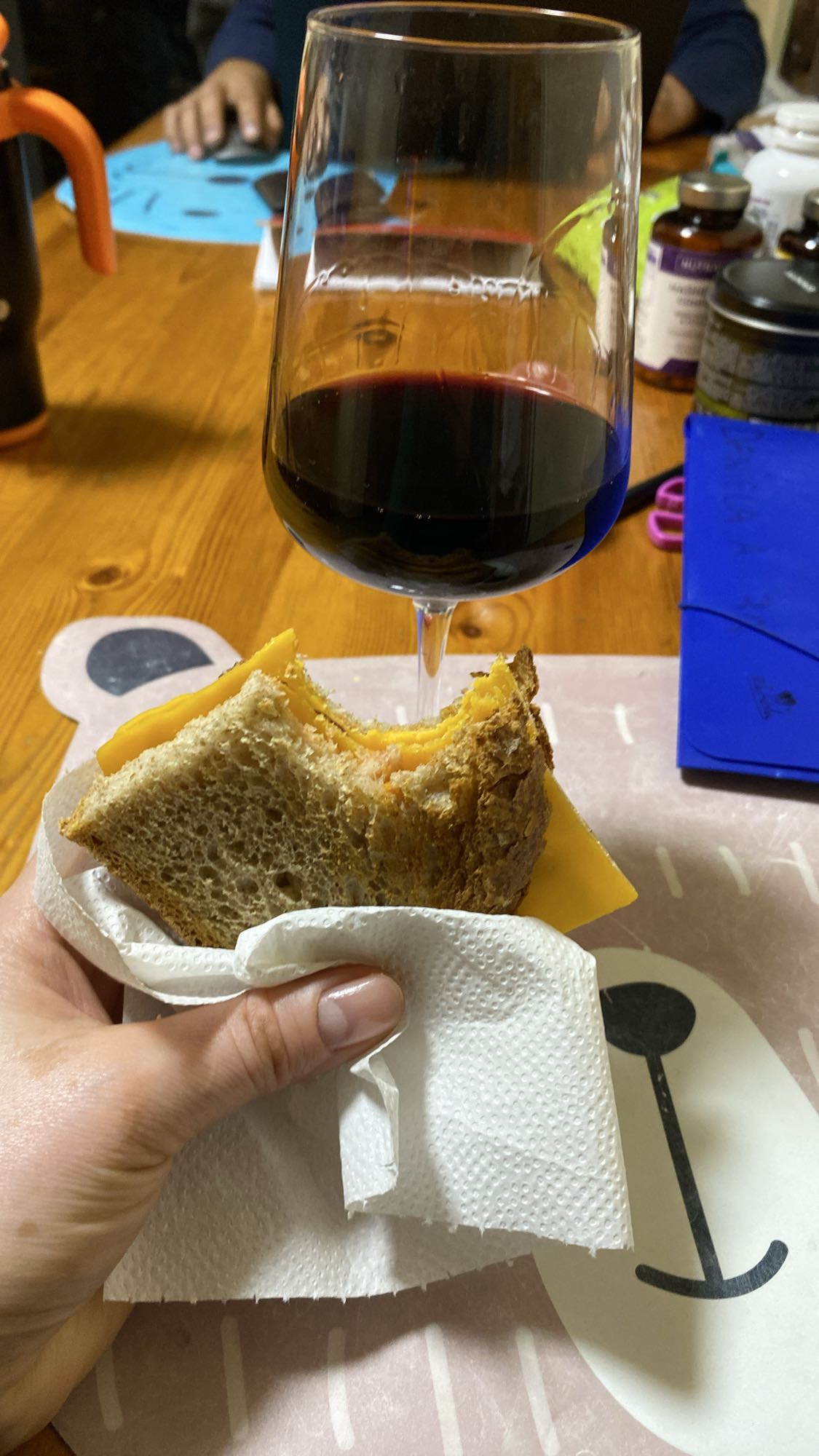 Sándwich de queso y vino tinto