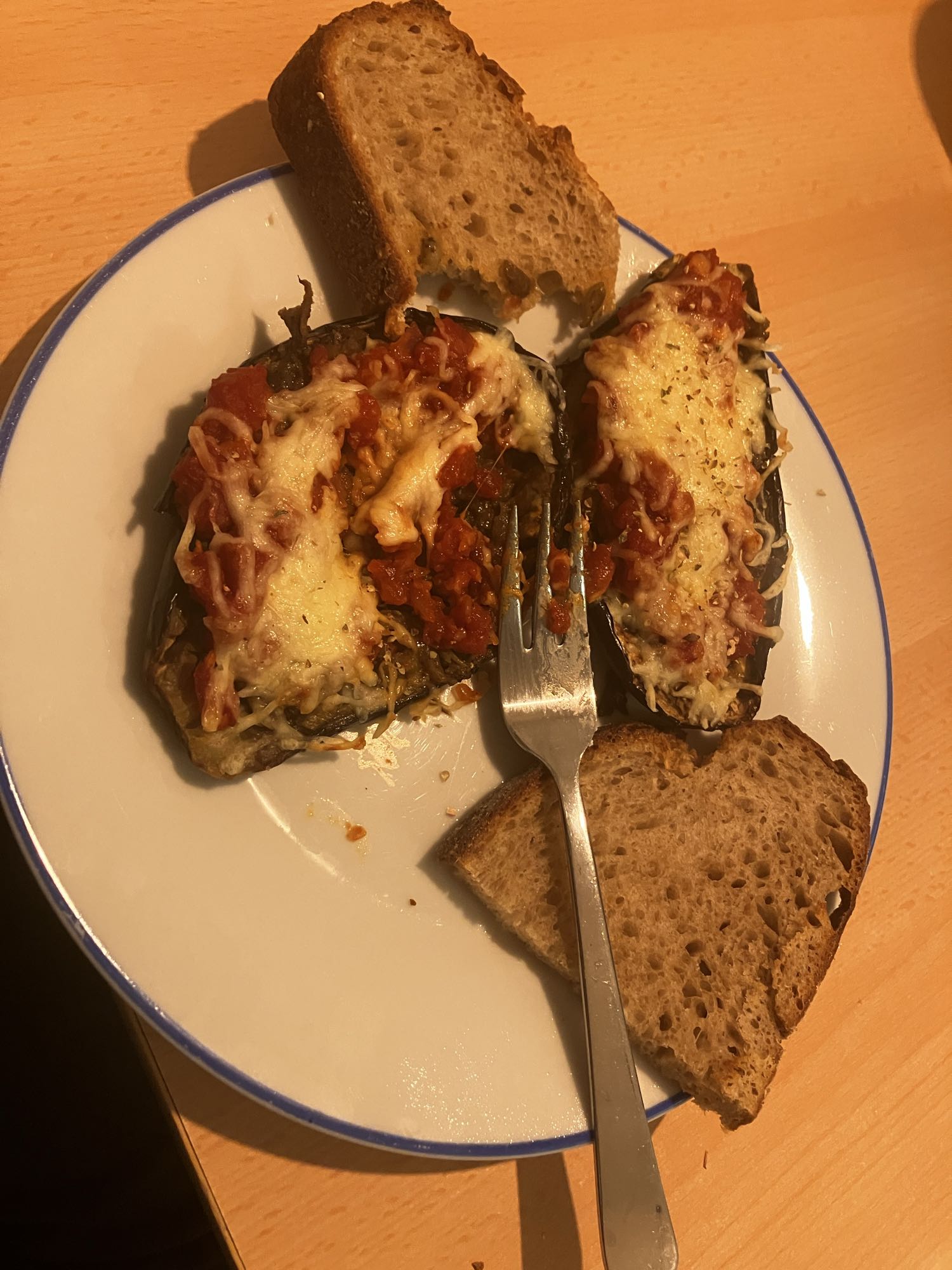 Berinjela recheada e pão