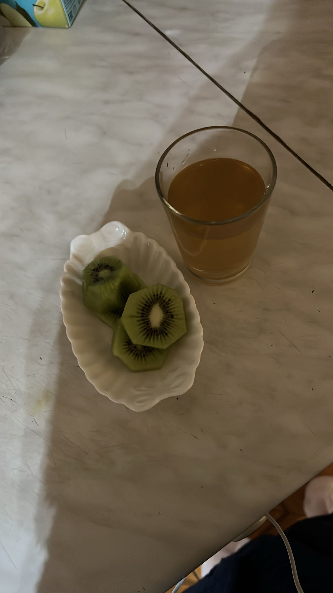 киви и яблочный сок