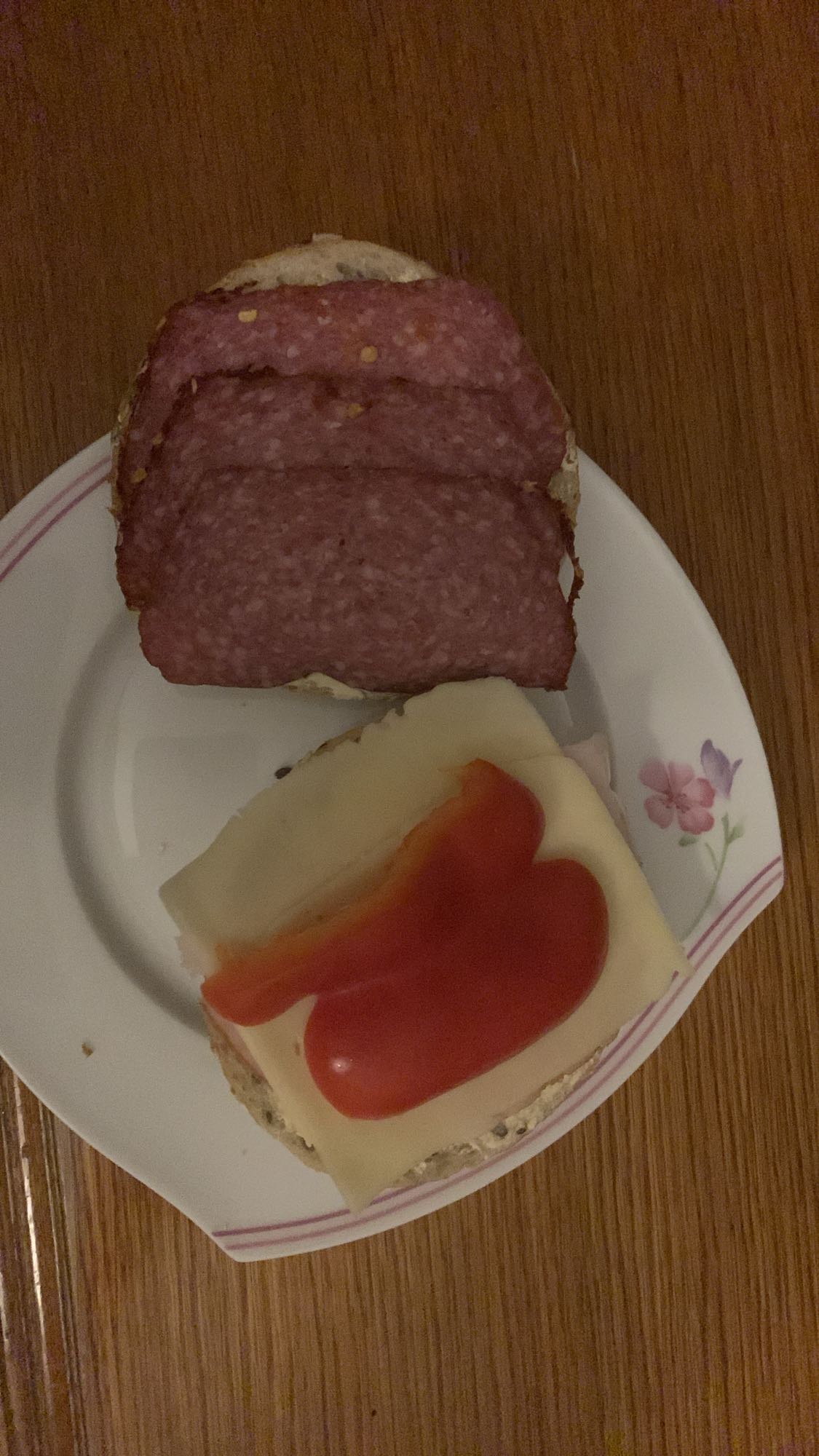 kanapka z salami i serem