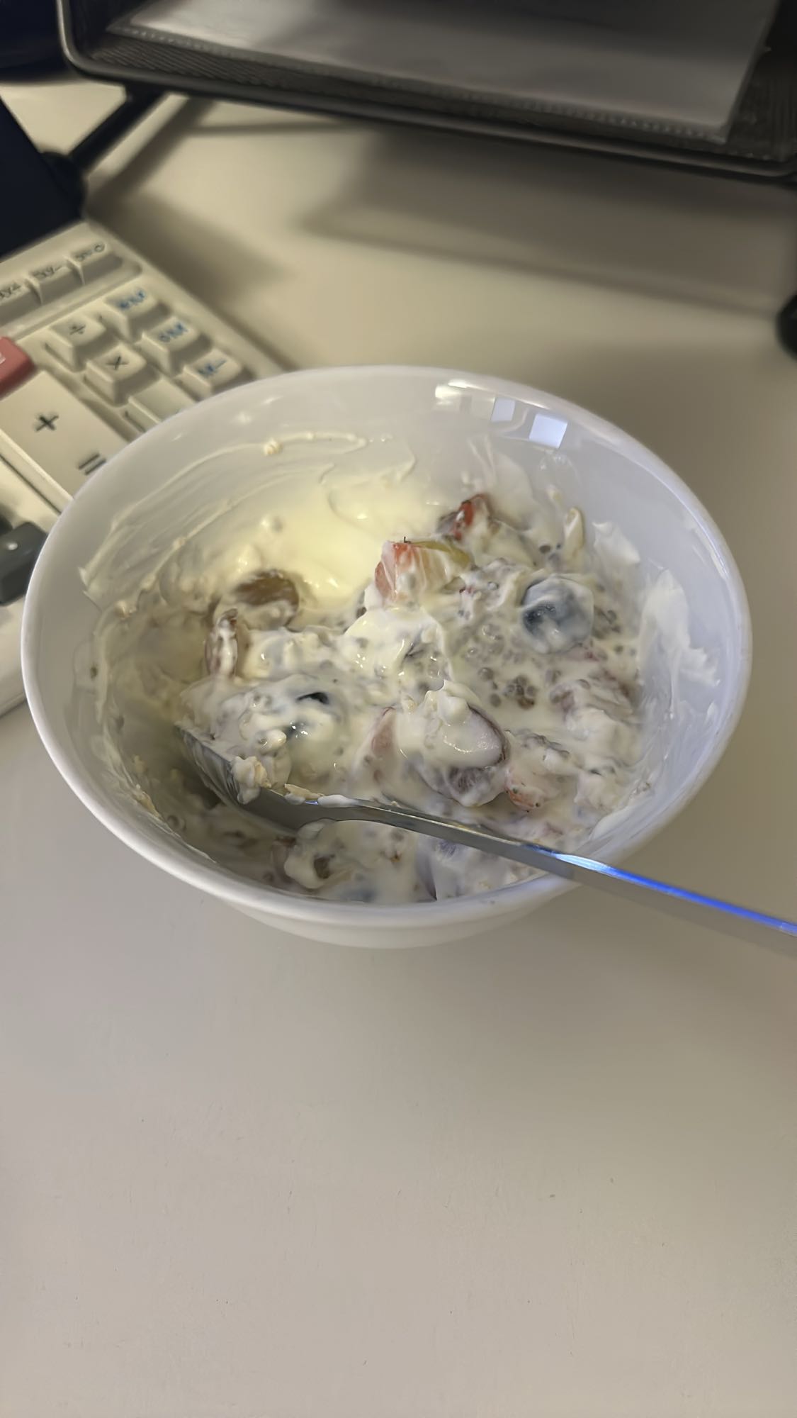 Yoghurt mit Obst & Müsli