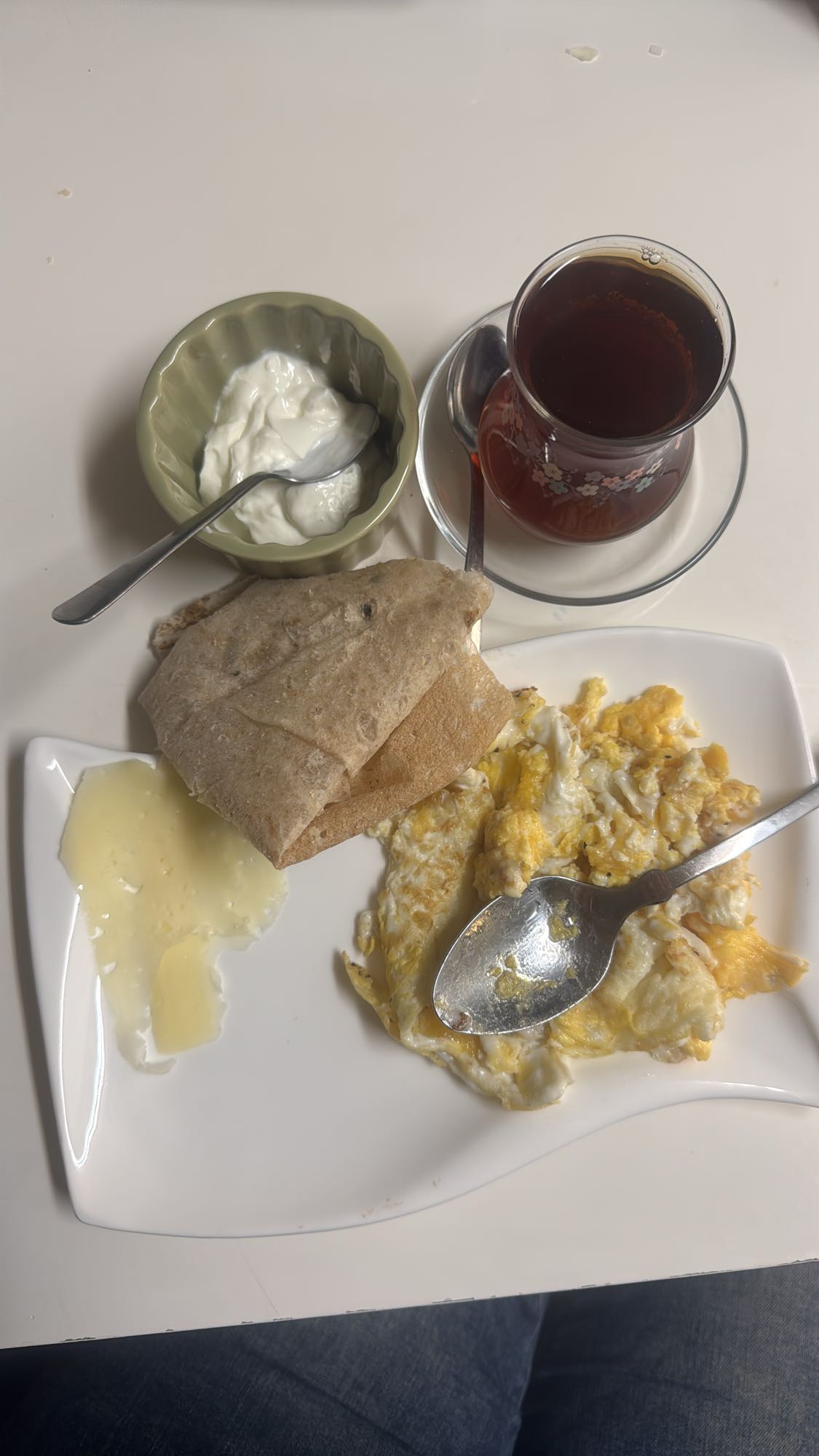 Frukost med ägg och bröd