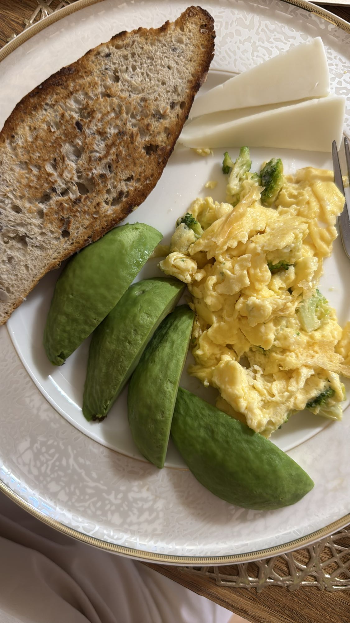 Завтрак с авокадо и яйцом