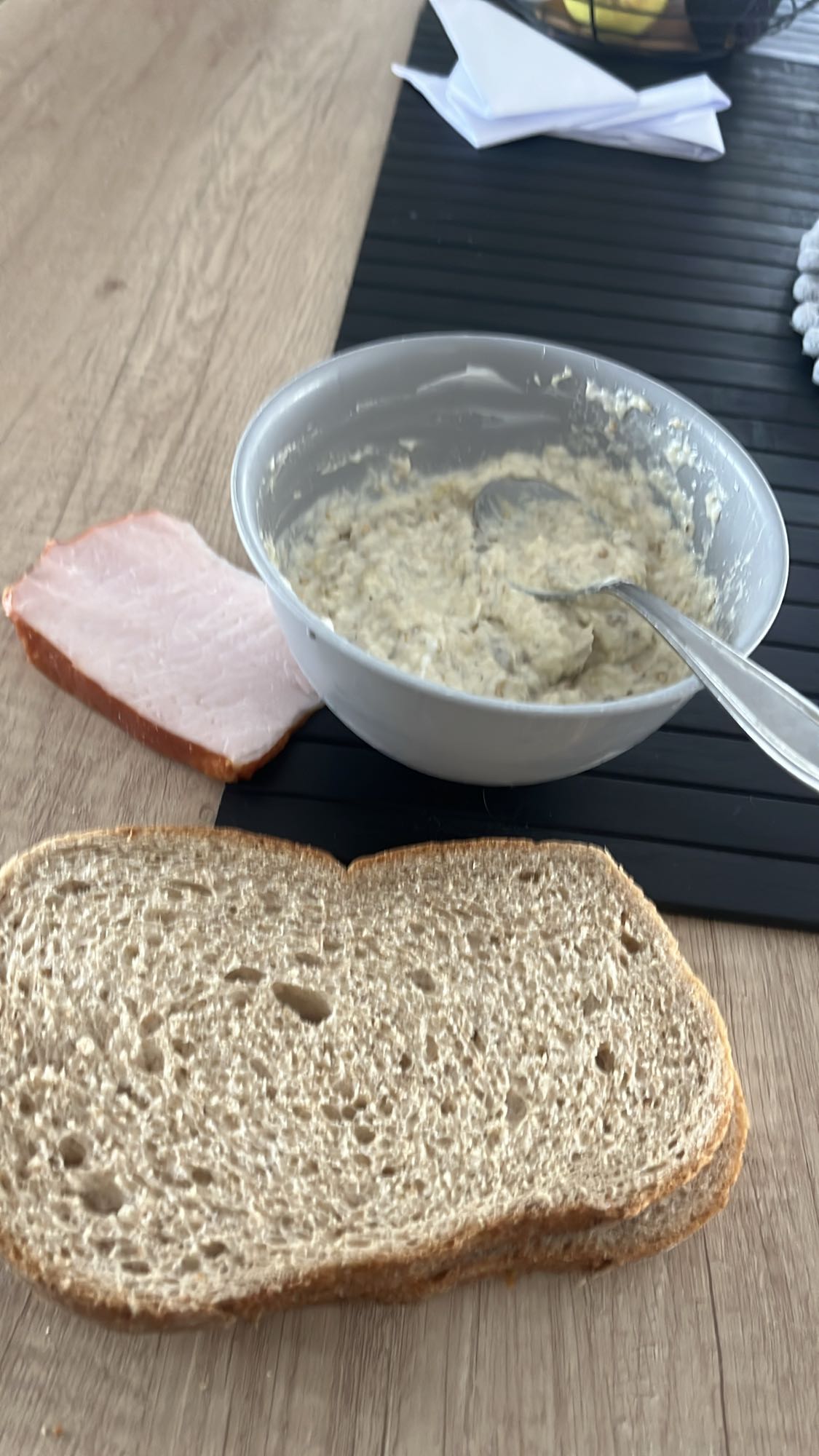 Sandviș cu pastă și șuncă