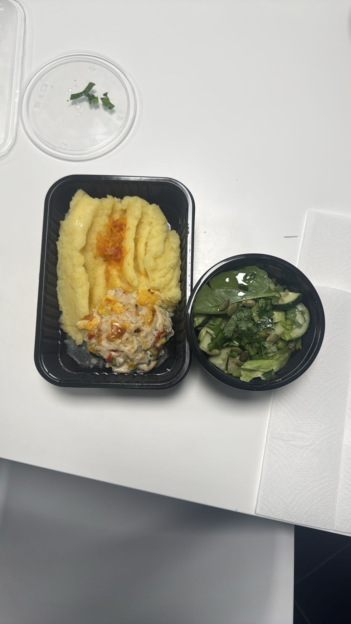 Пюре с курицей и салат