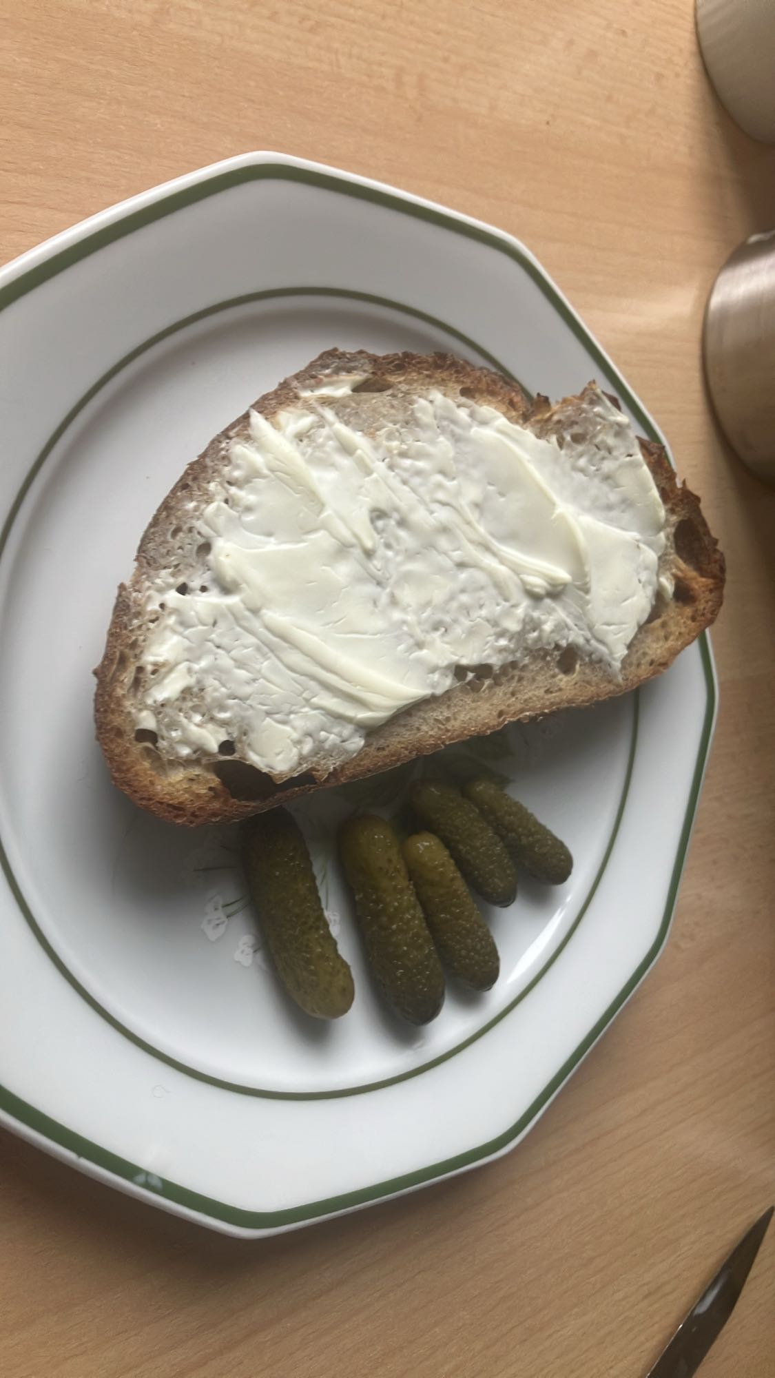 Pão com cream cheese e picles