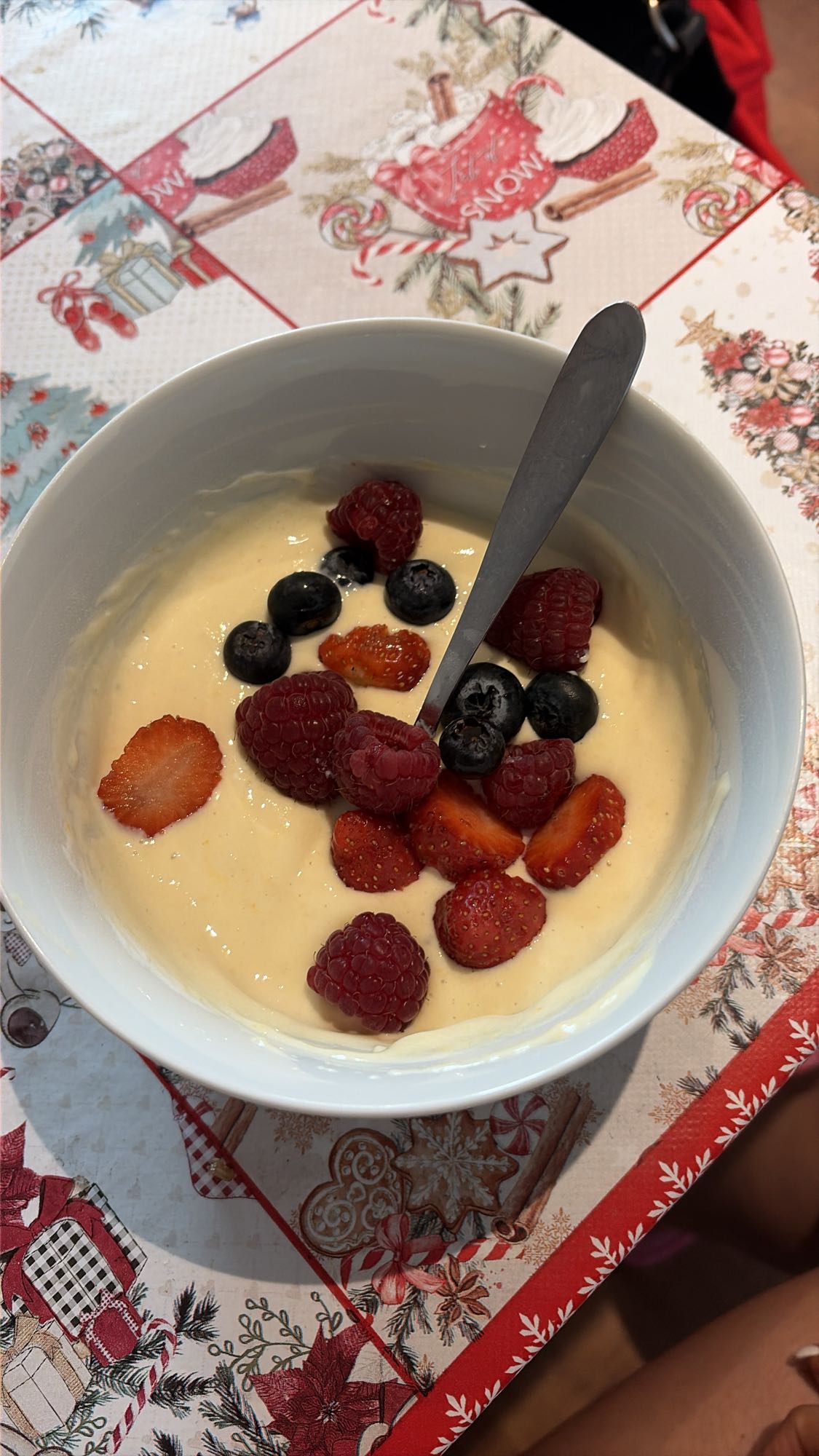 Iaurt cu pudră proteică și fructe de pădure