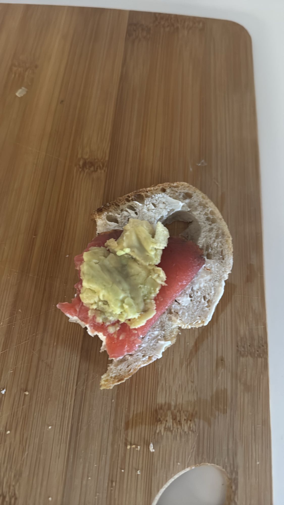 kanapka z łososiem i awokado