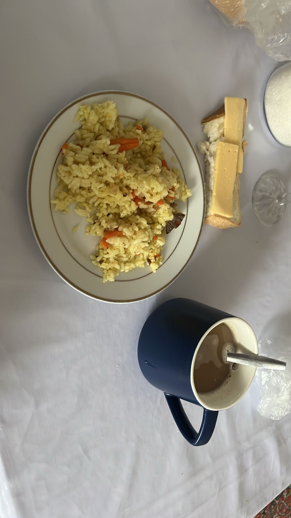 Плов с хлебом и чаем