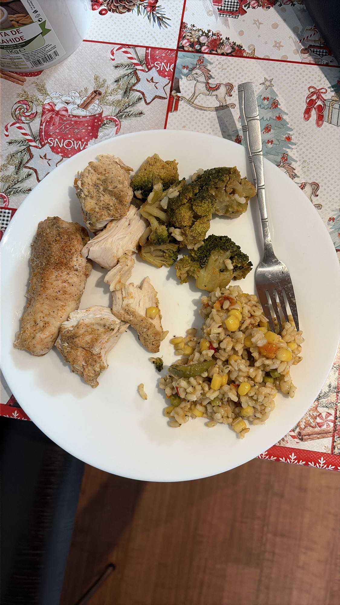 Piept de pui cu orez brun și legume la cuptor