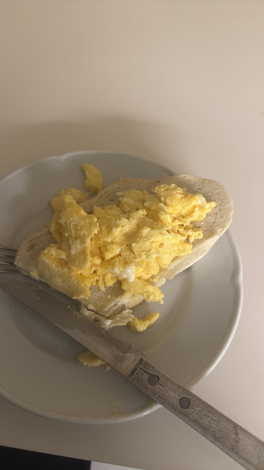 Pan con huevos revueltos