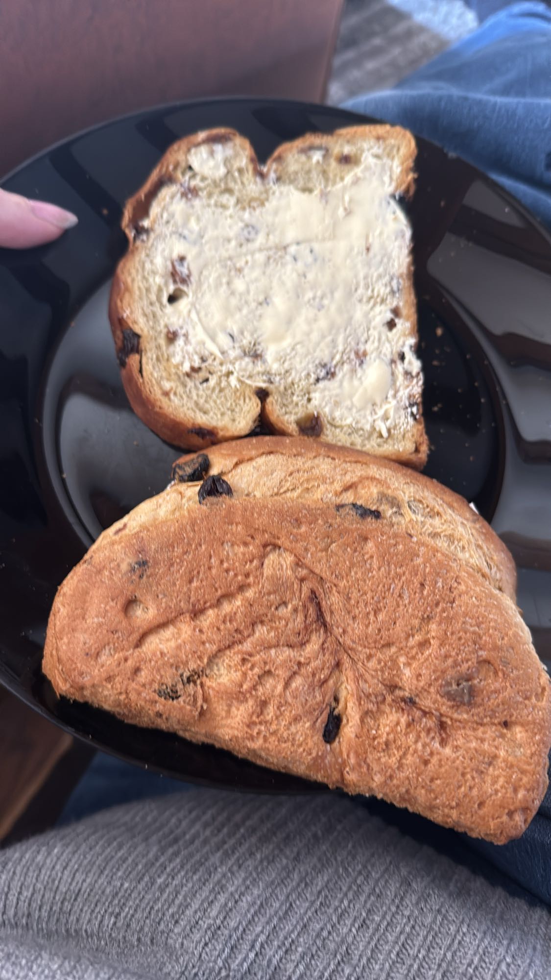 Rozijnenbrood met boter