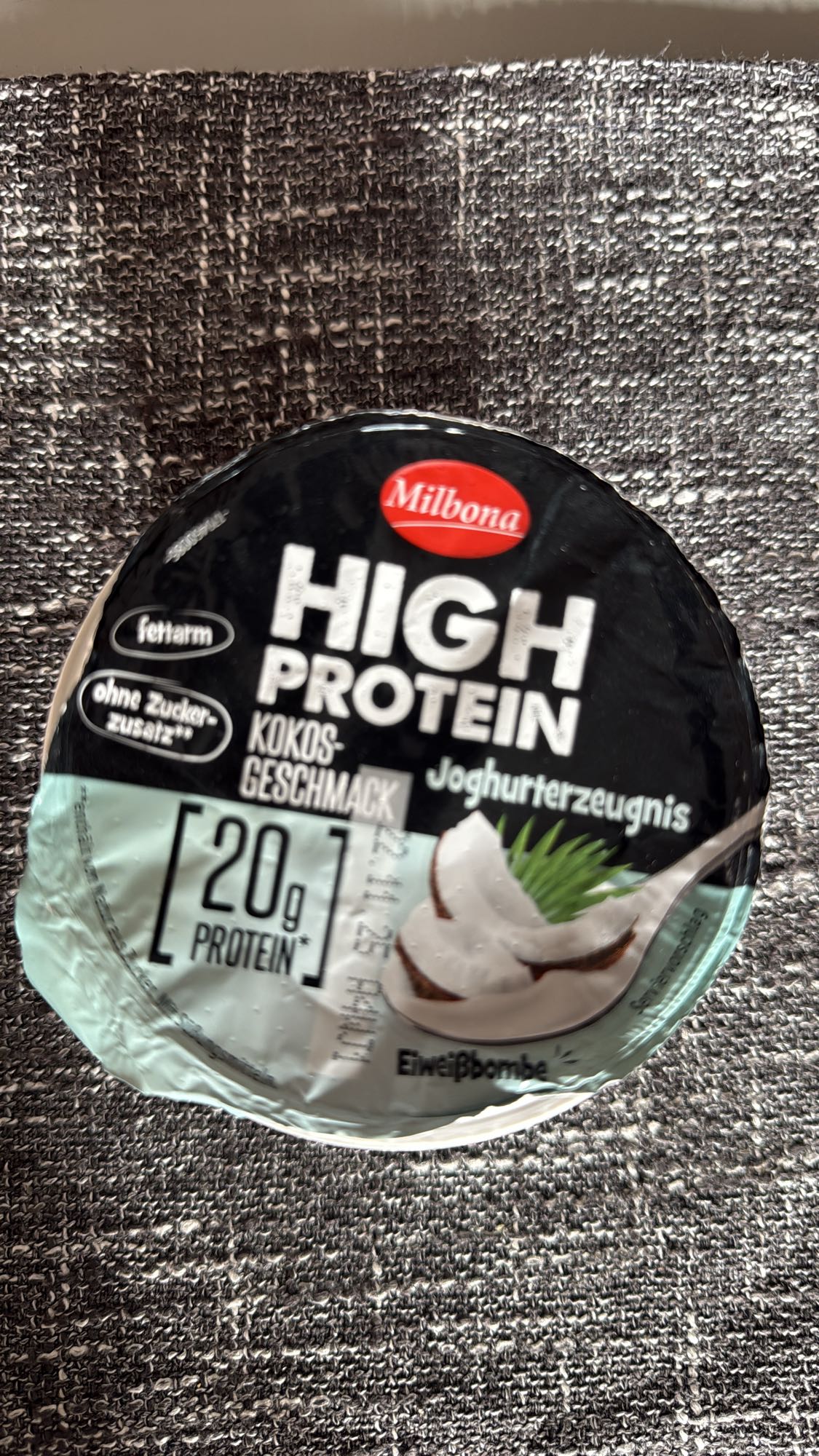 Iaurt proteic cu cocos