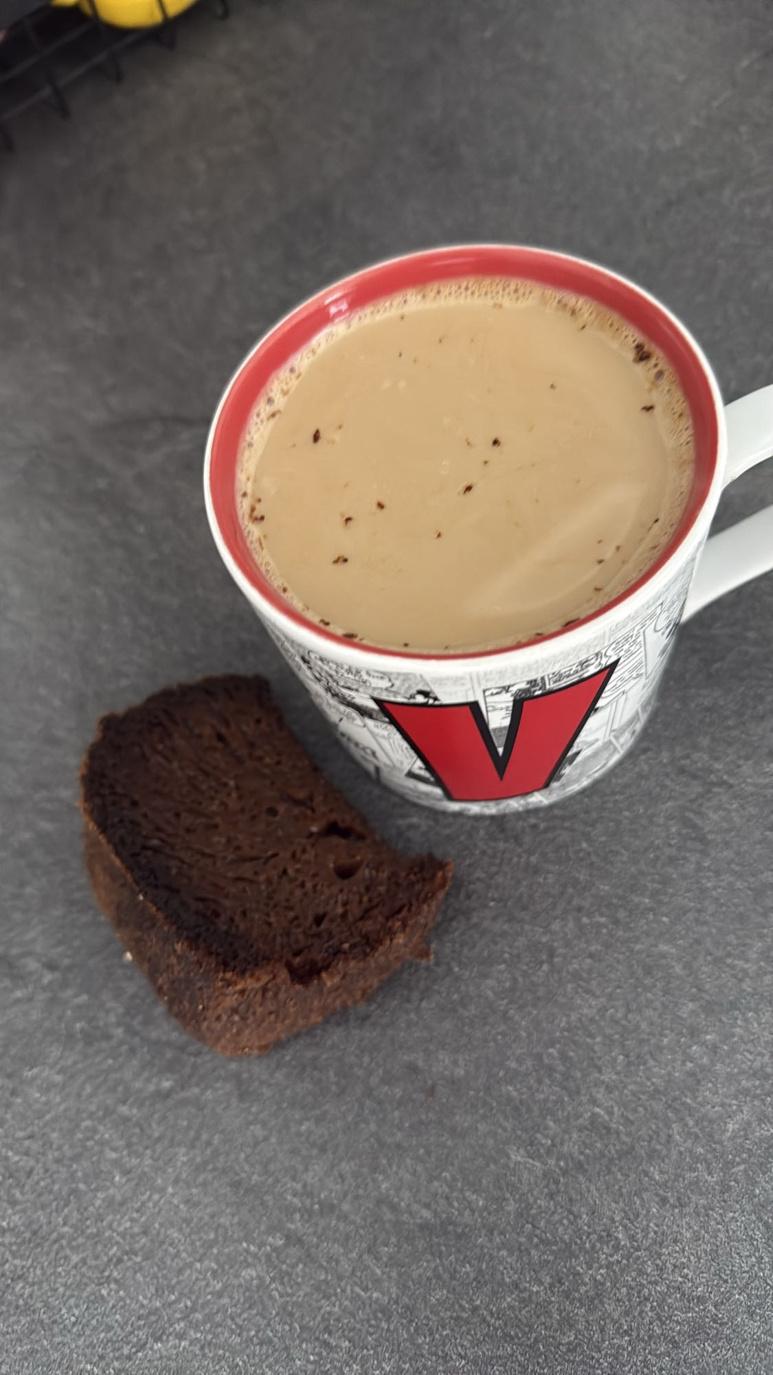 Café au lait et gâteau chocolat