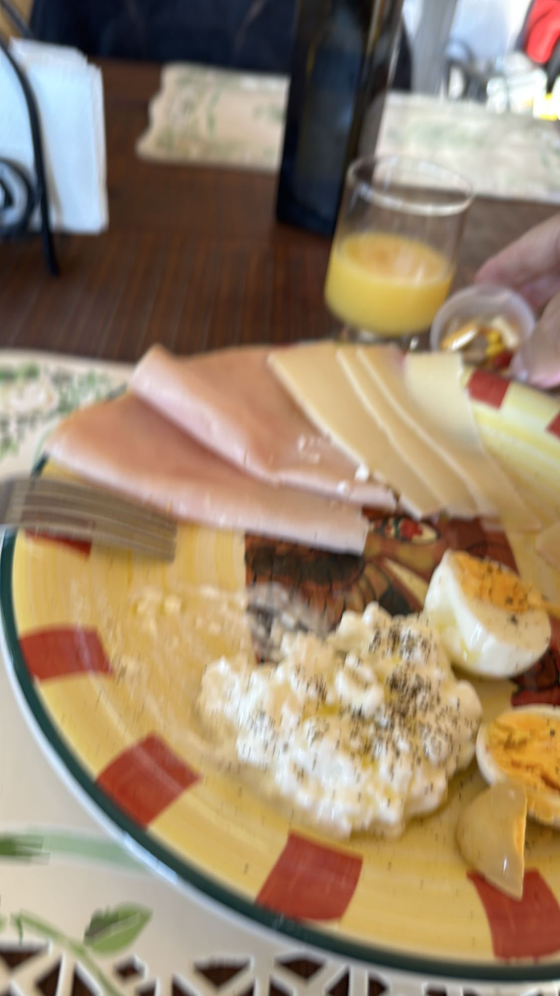 Desayuno con huevo y jamón