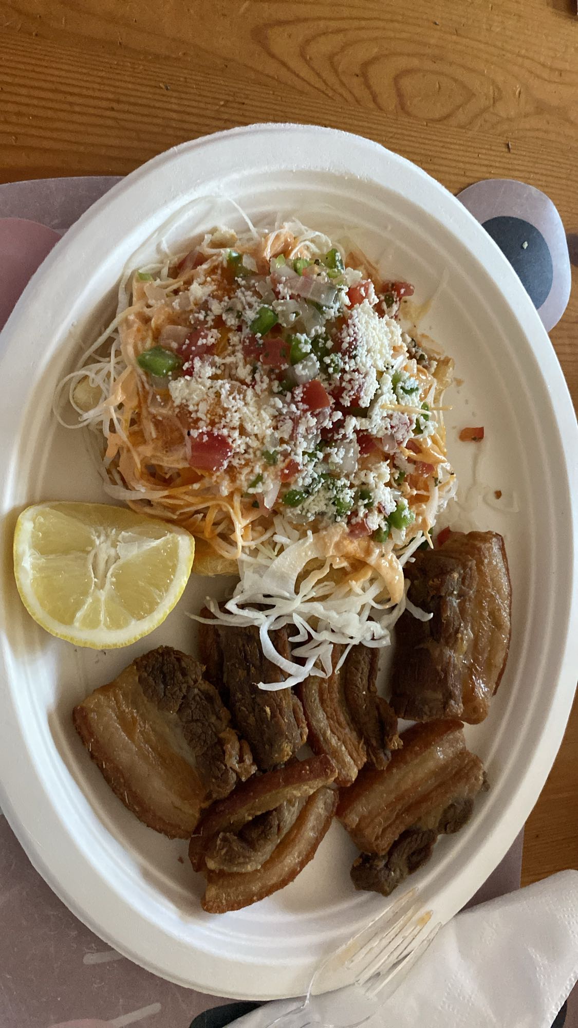 Estufa con ensalada de repollo, pico de gallo, aderezo, chicharrón