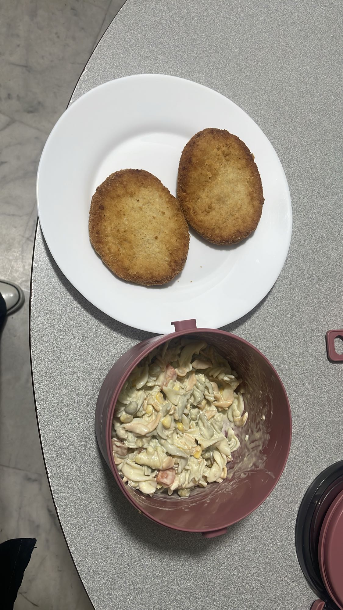 Breaded patties with pasta salad