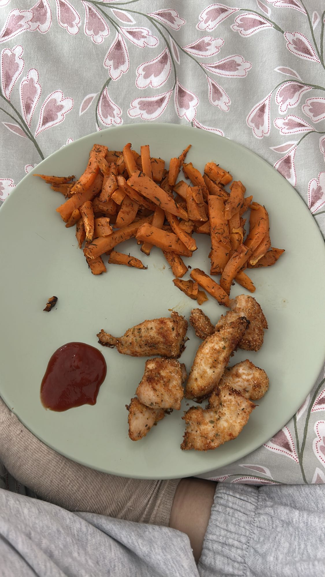 Pollo con zanahorias y salsa