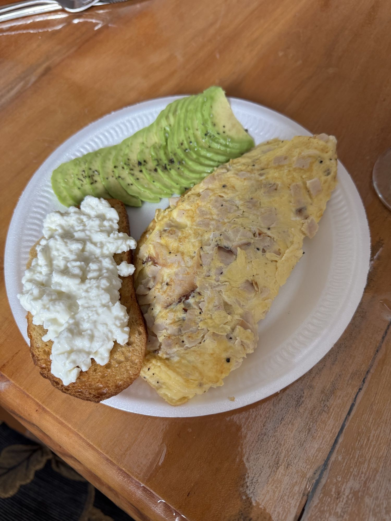 Omelette con aguacate y pan