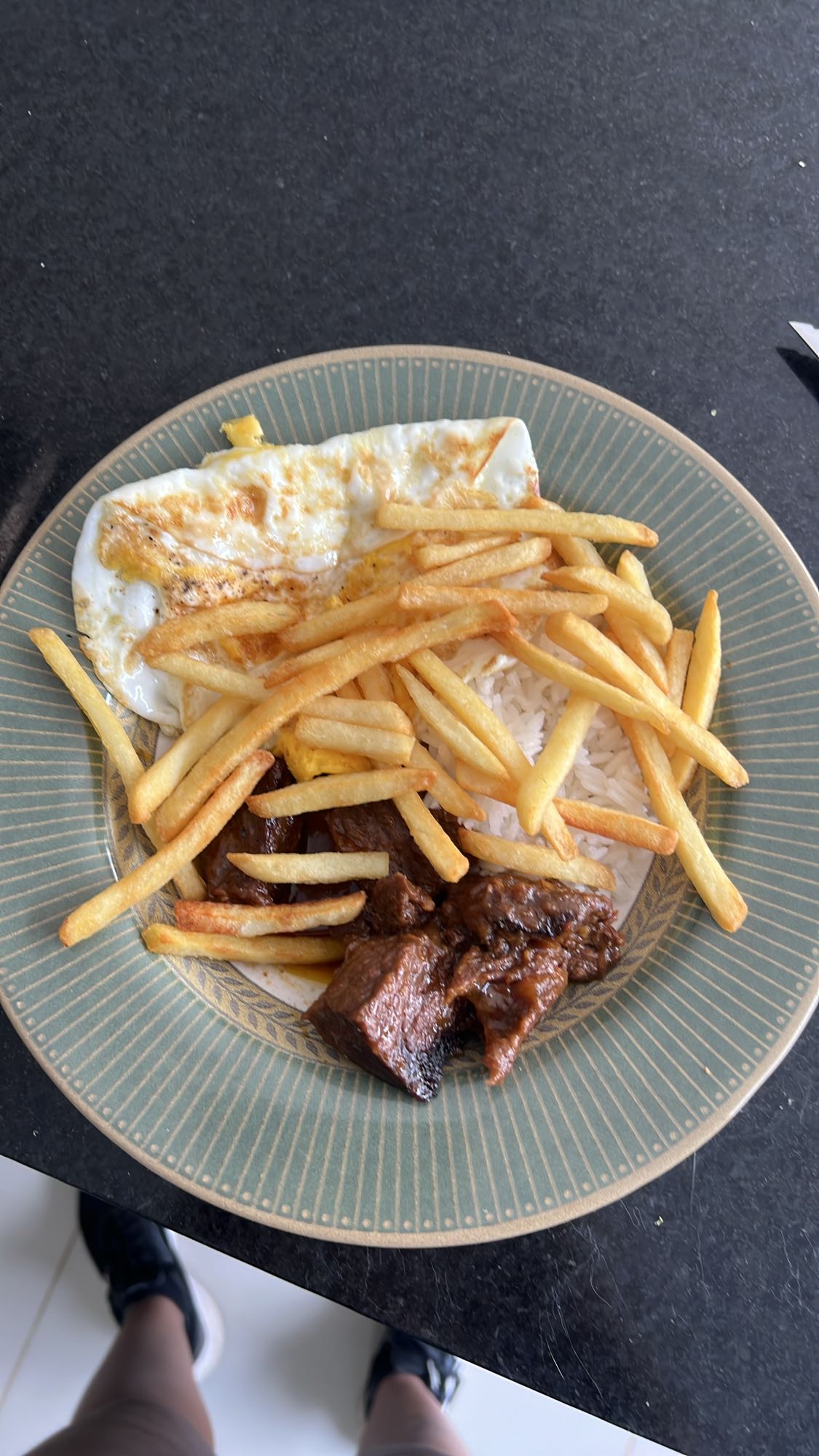 Bife, batata frita, ovo e arroz