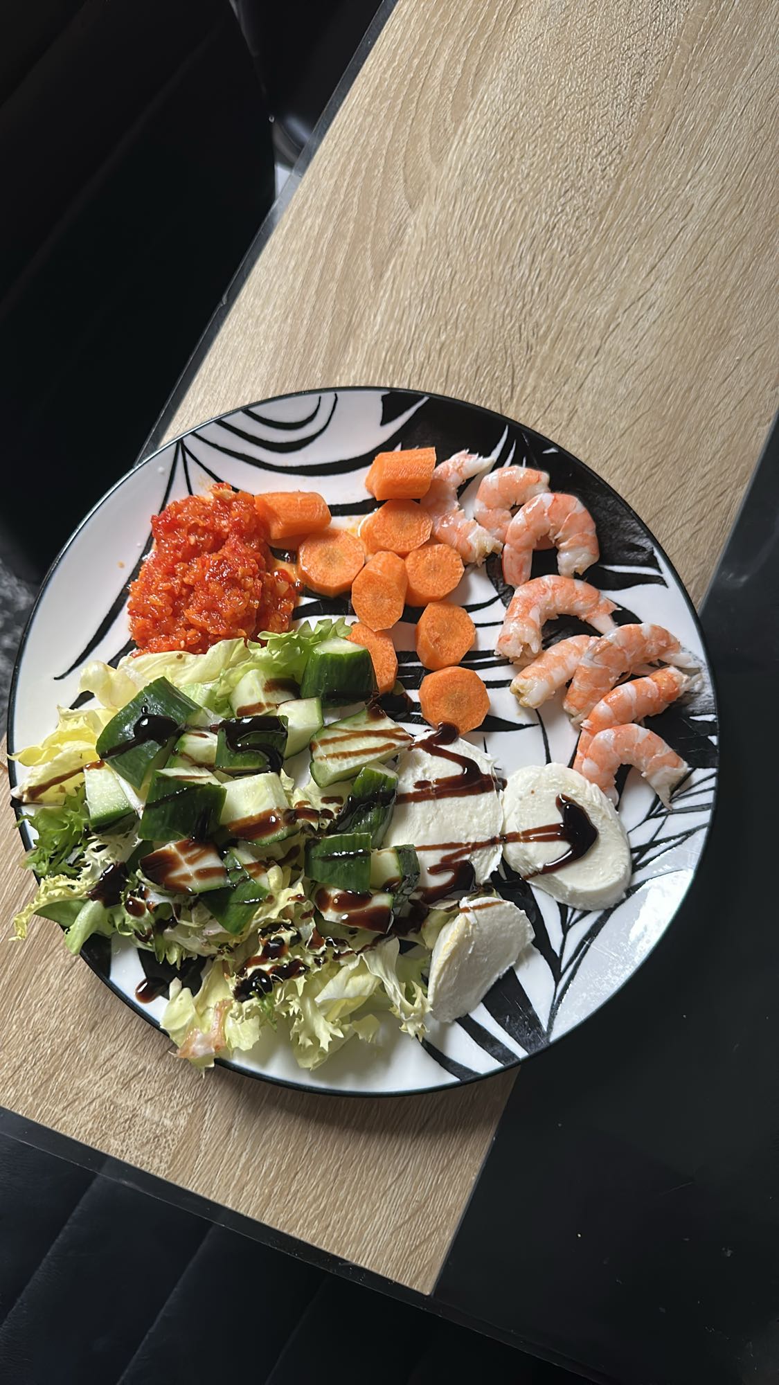 Salată cu creveți și mozzarella