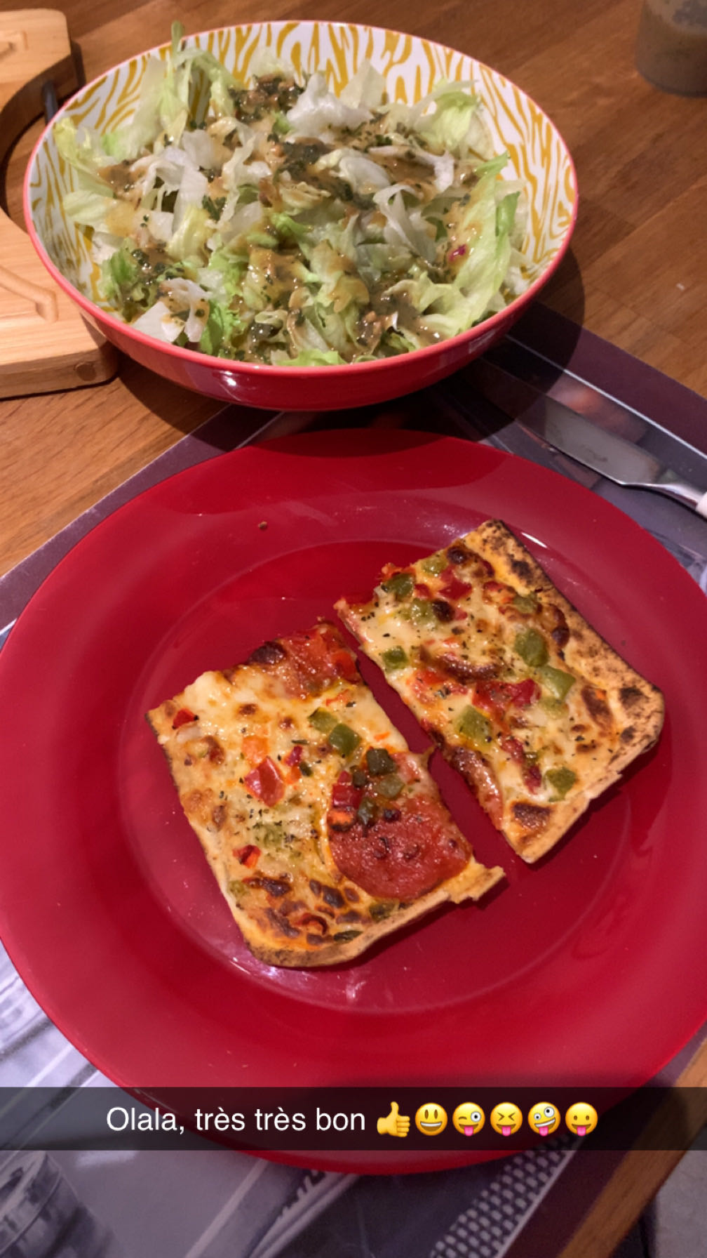 Pizza et salade verte
