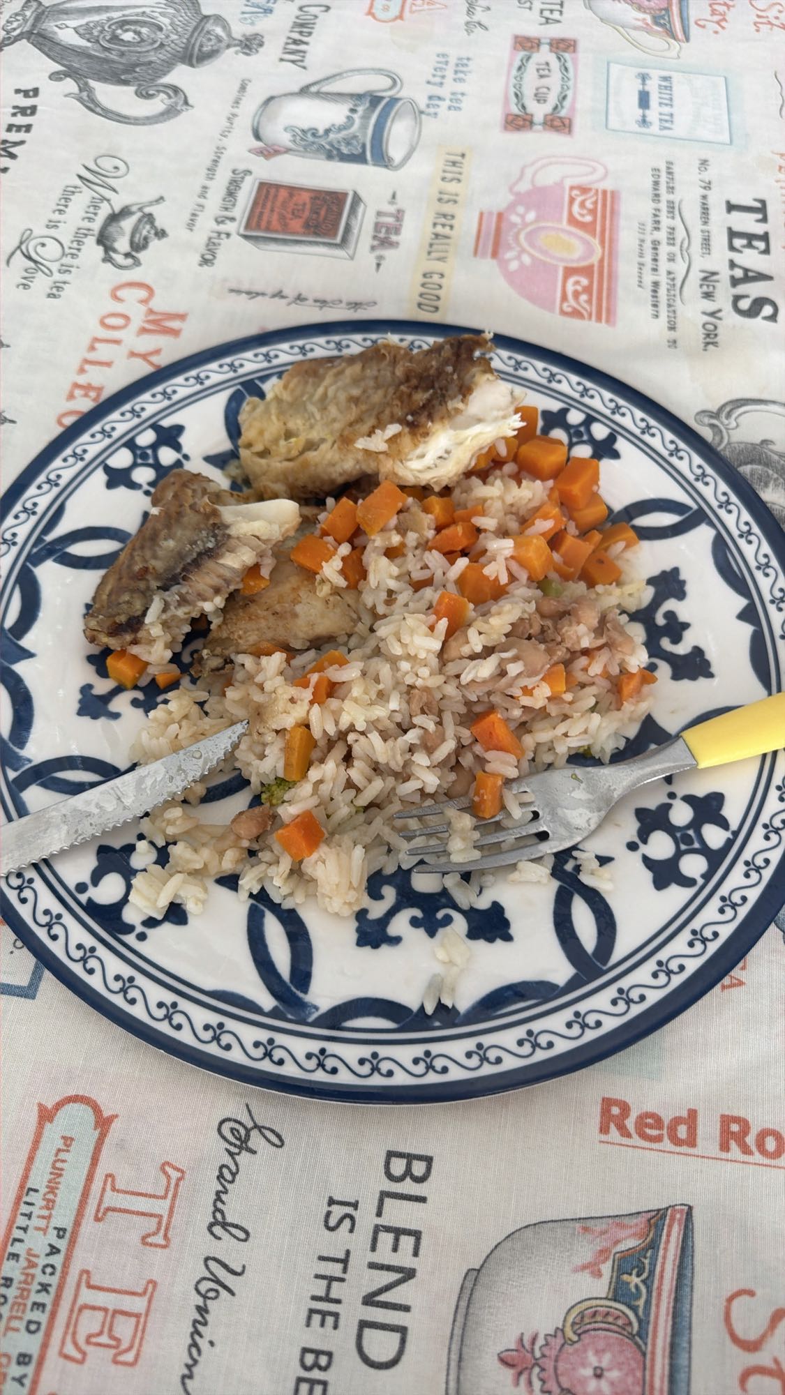 Arroz com peixe e cenoura