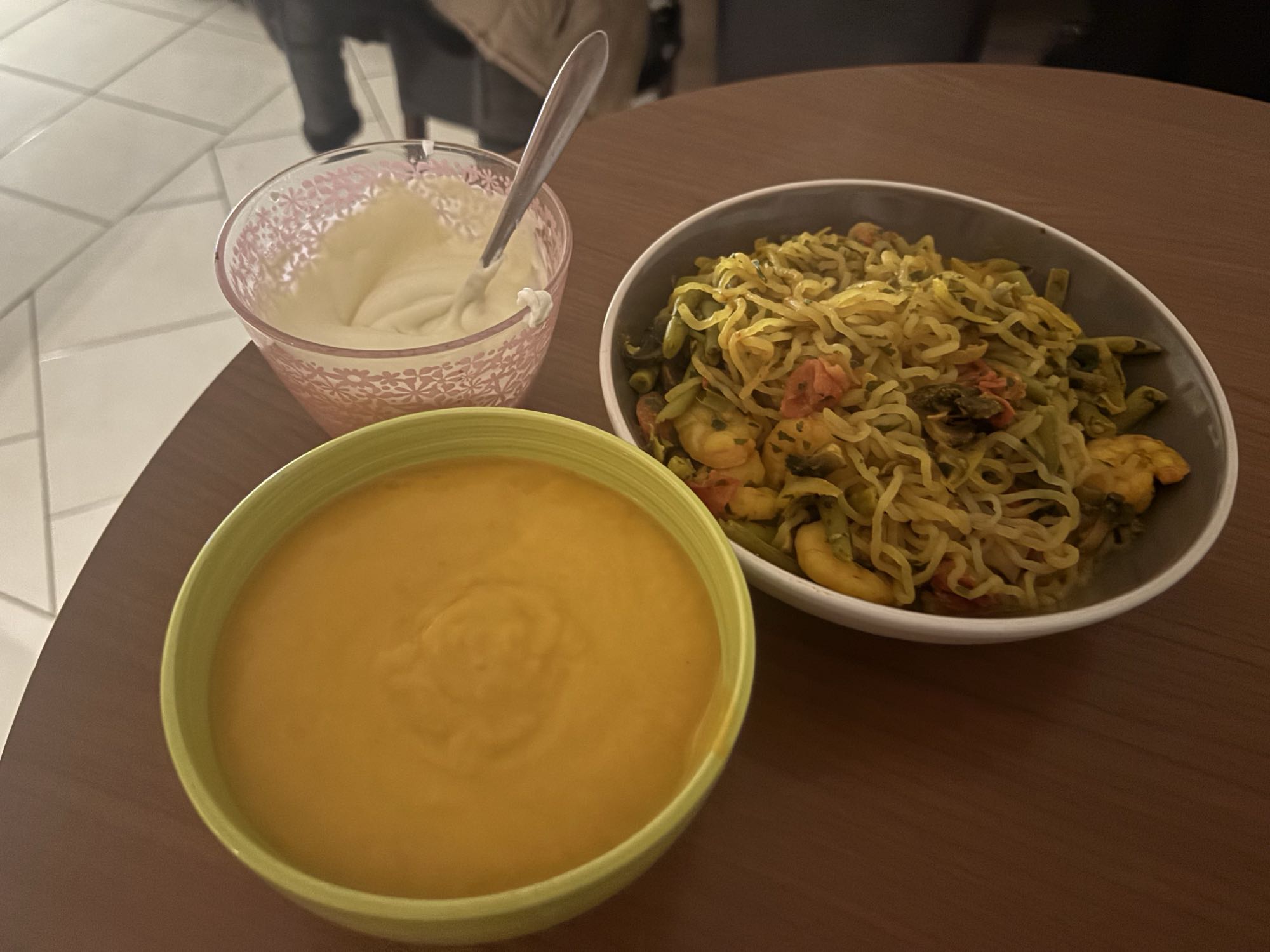 Soupe de légumes, nouilles konjac crevettes, skyr protéiné